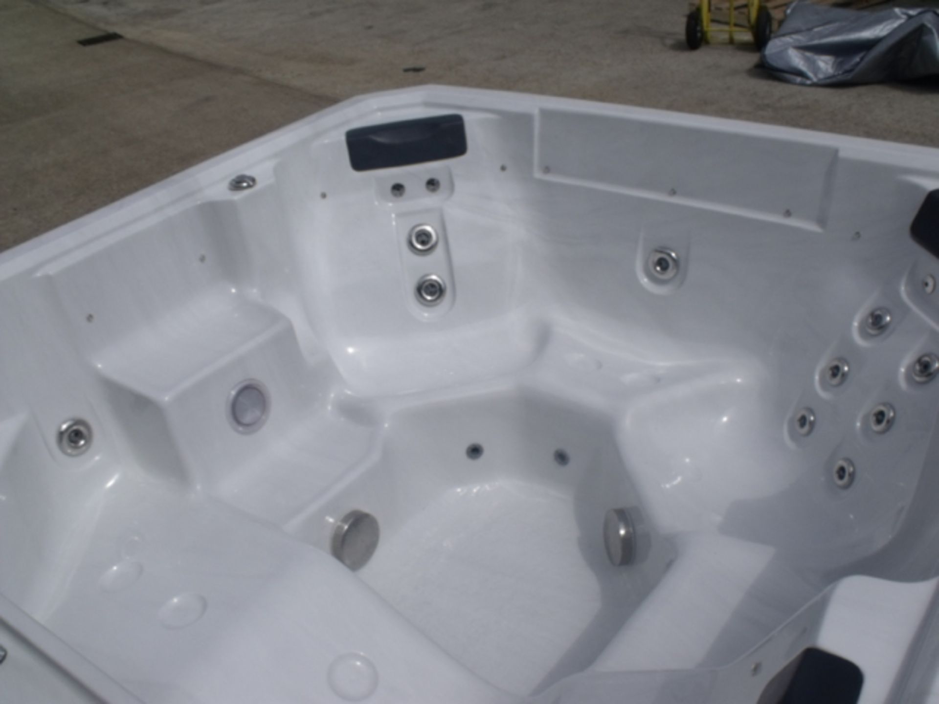 Brand New 2015 Executive Range Hot Tub. - Image 5 of 8