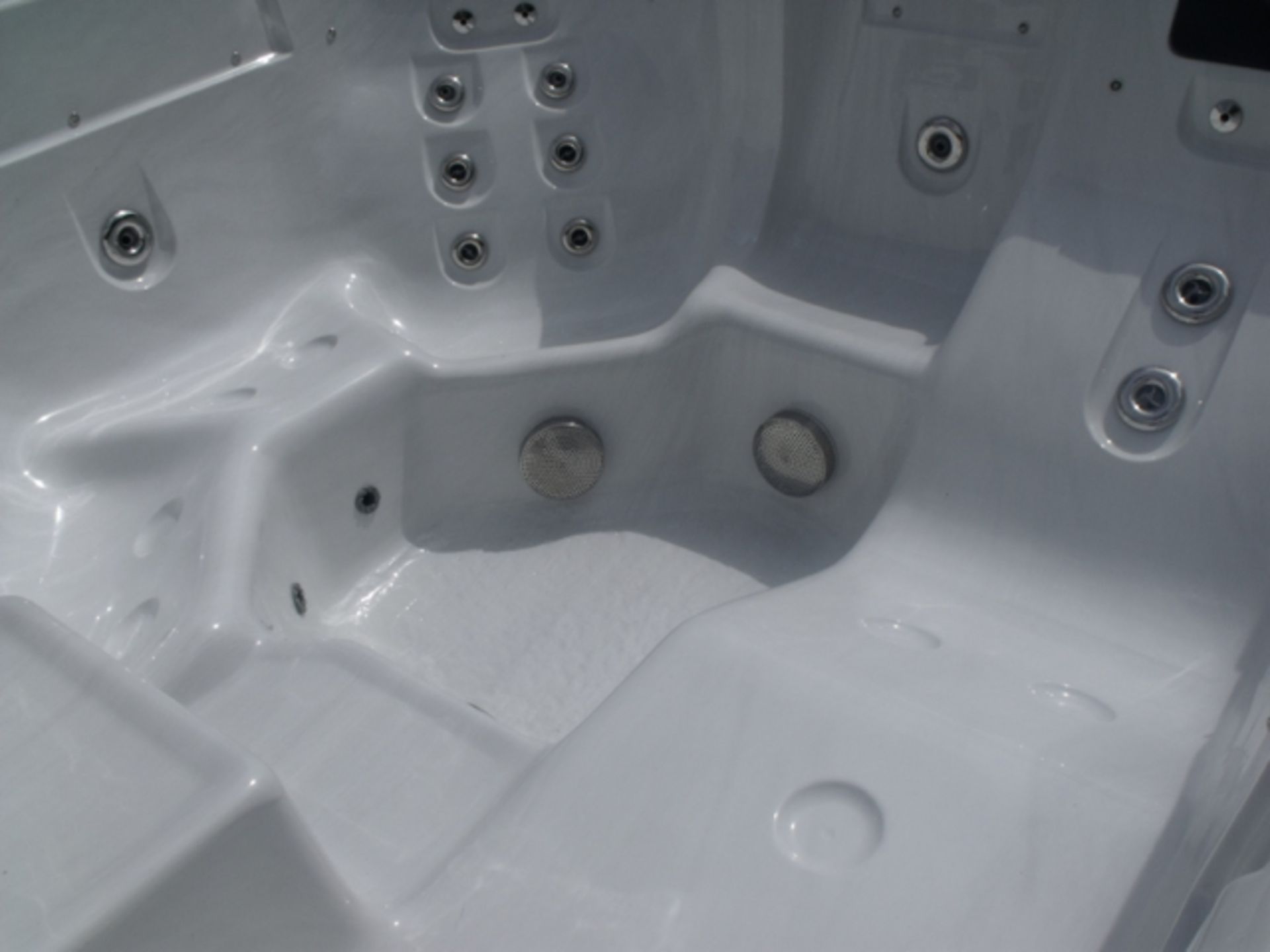 Brand New 2015 Executive Range Hot Tub. - Image 6 of 8