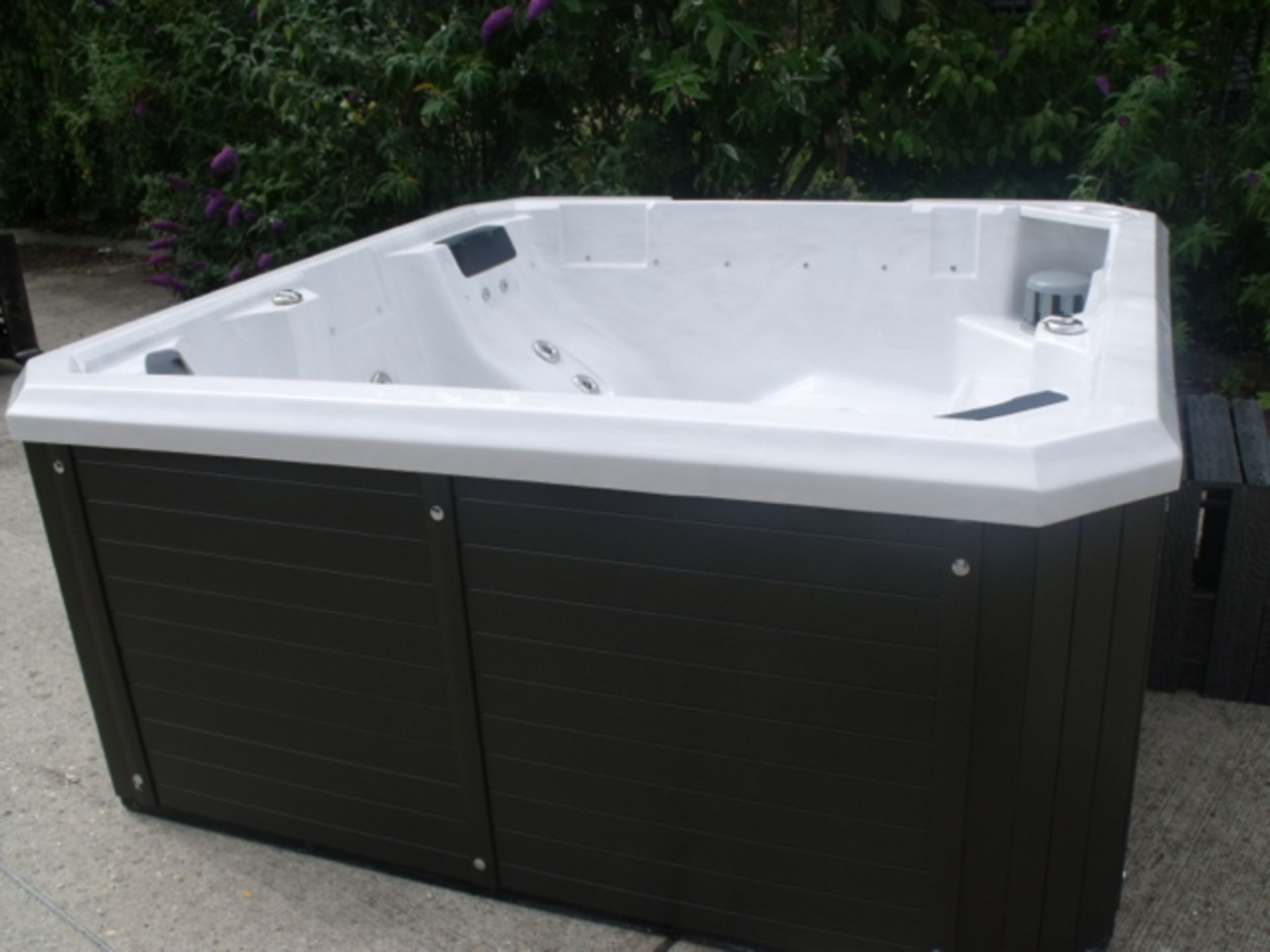 Brand New 2015 Executive Range Hot Tub.