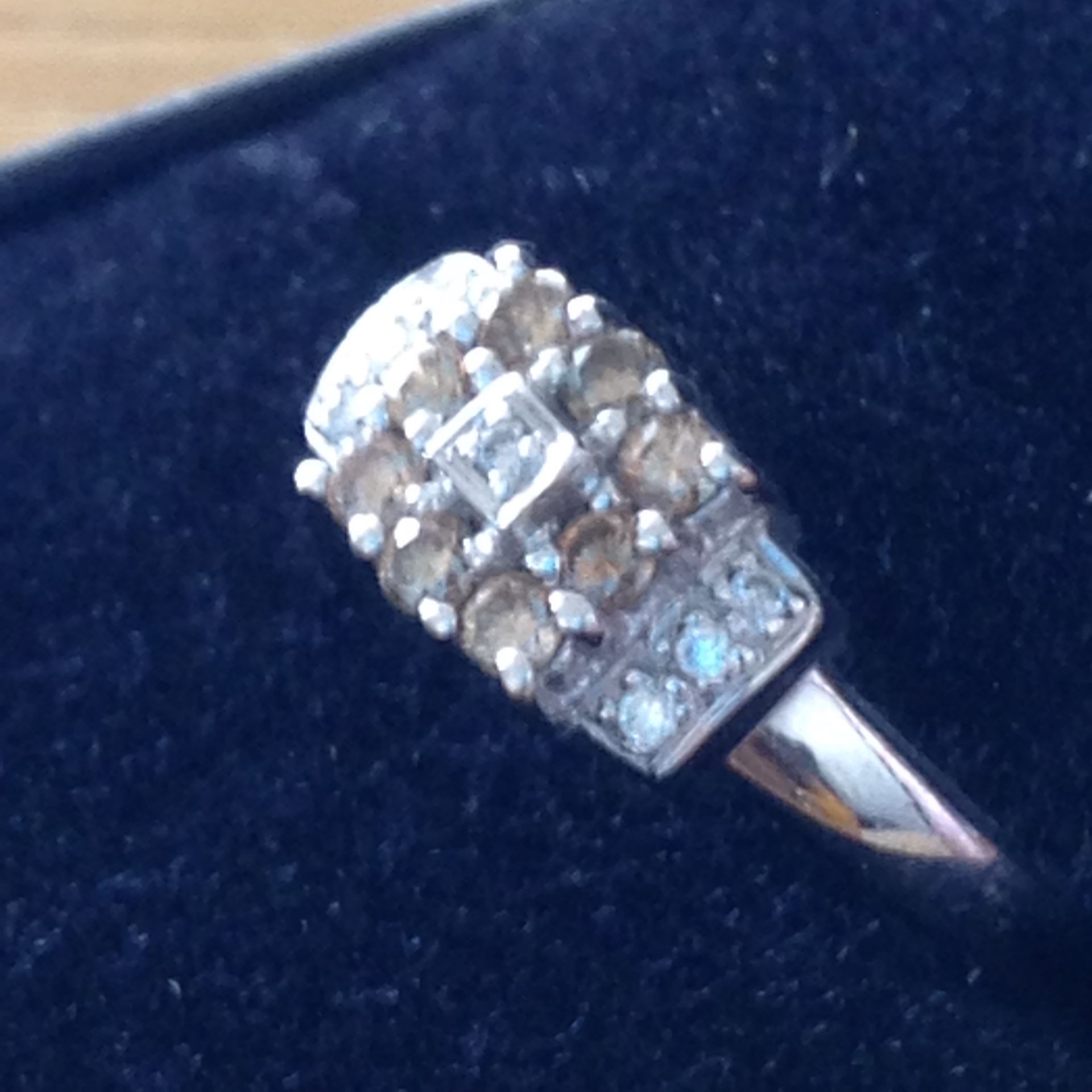 18ct White Gold ring with Champagne and White Diamonds - Image 3 of 3