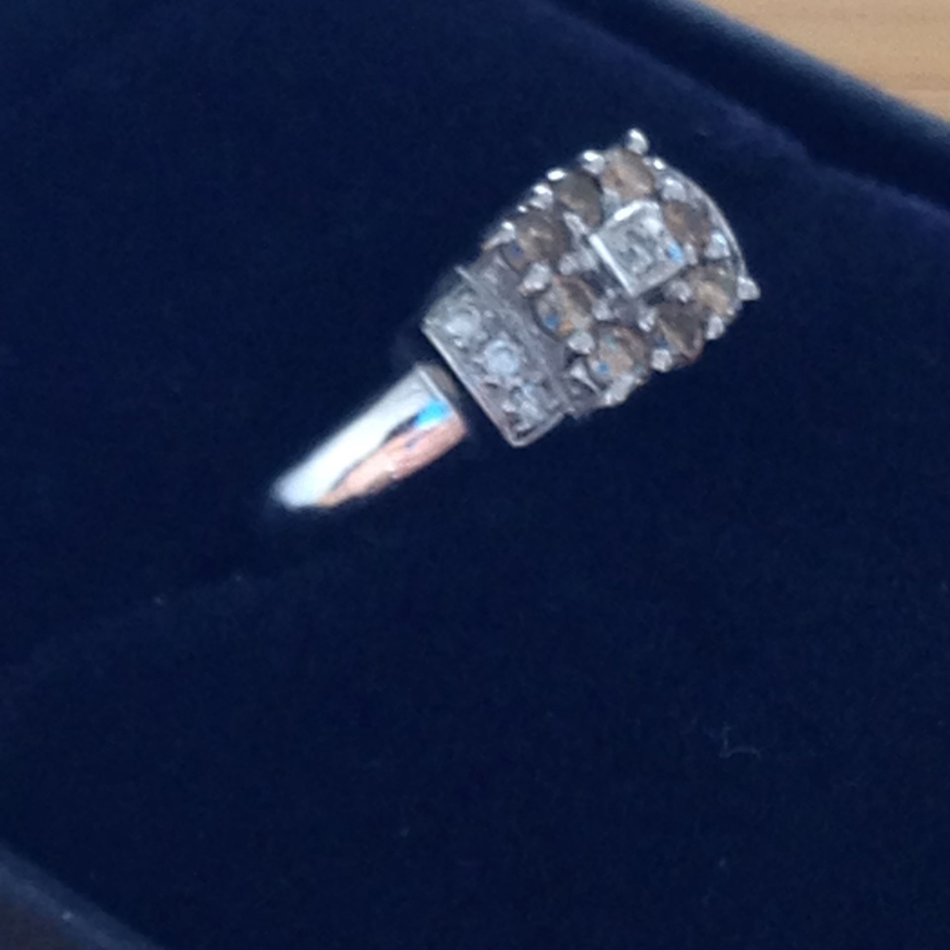18ct White Gold ring with Champagne and White Diamonds - Image 2 of 3