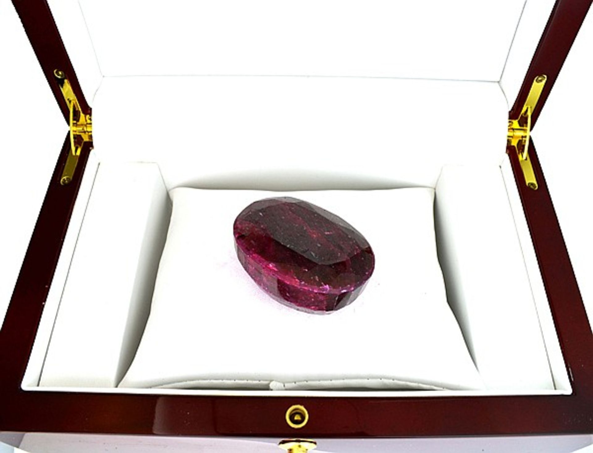 A 527.80 carat Oval Cut Ruby Gemstone Appraised by experienced graduate gemologists $1,585.00 approx - Image 2 of 3
