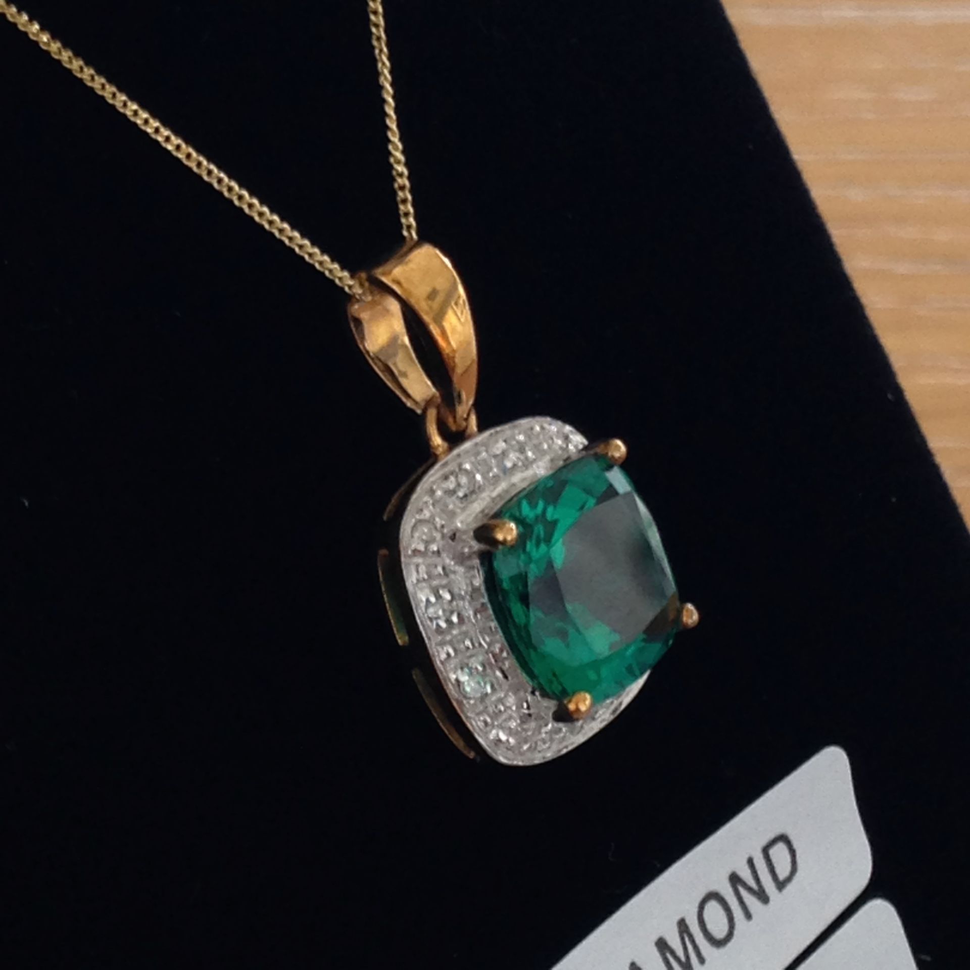 9ct Gold Pendent Necklace with Green Stone with Diamonds - Image 3 of 3