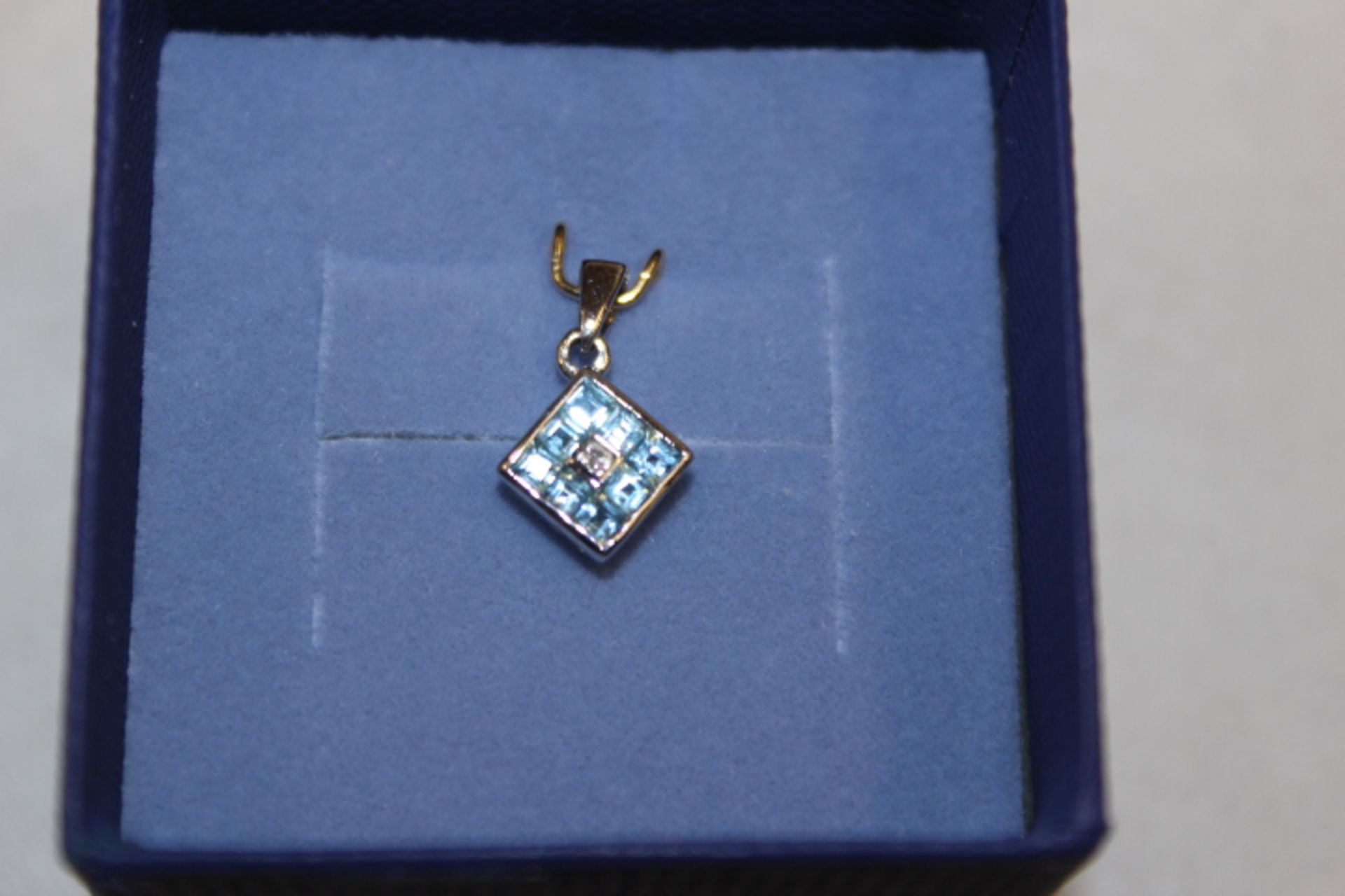 A Beautiful 9 x french blue Tanzanite and centre Diamond Silver pendant. 7mm x7mm