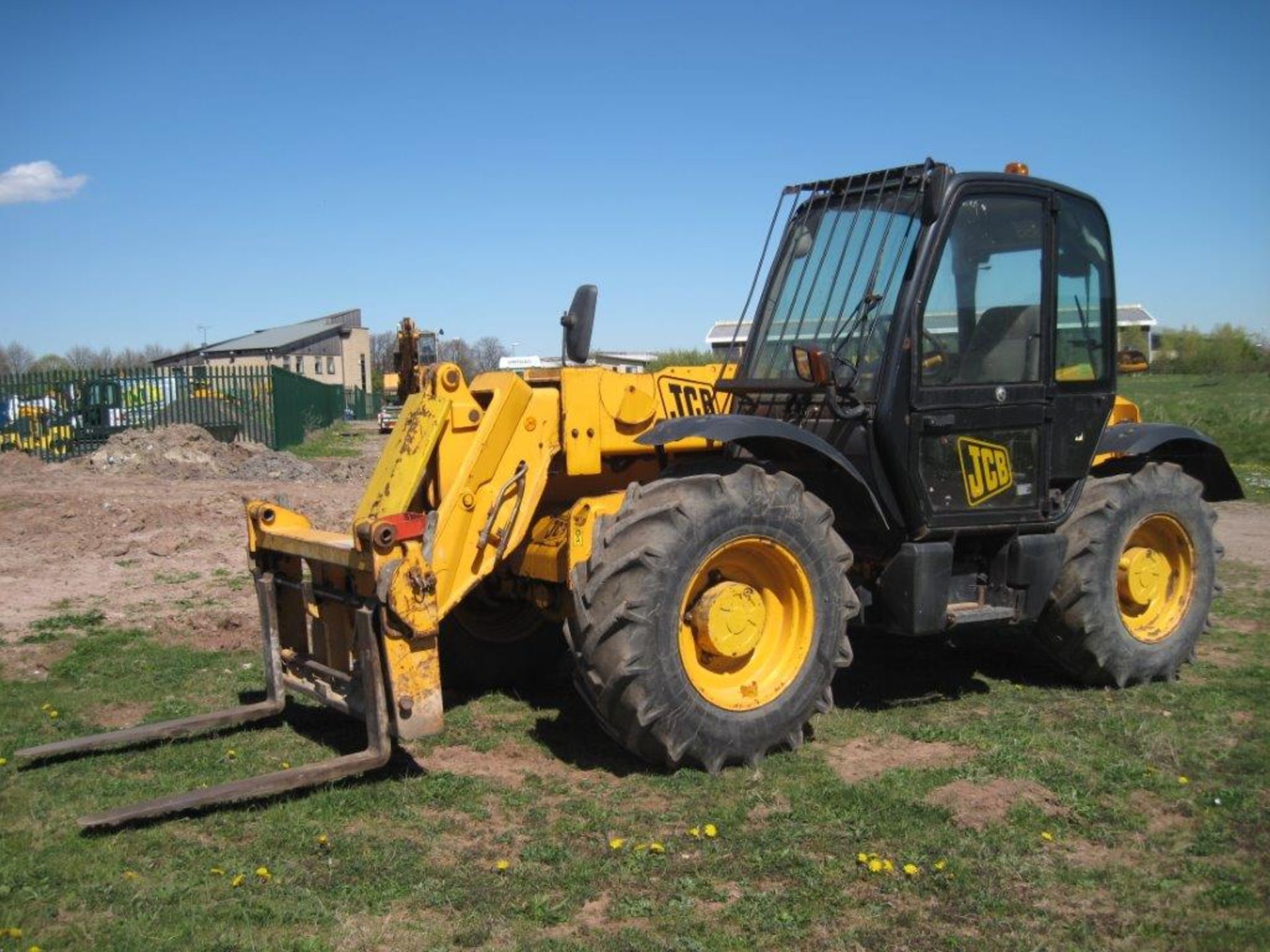 JCB 530-70 Telehandler_x00D_
2002, 4100 hours only, very good condition and rear pick up hitch - Image 2 of 6