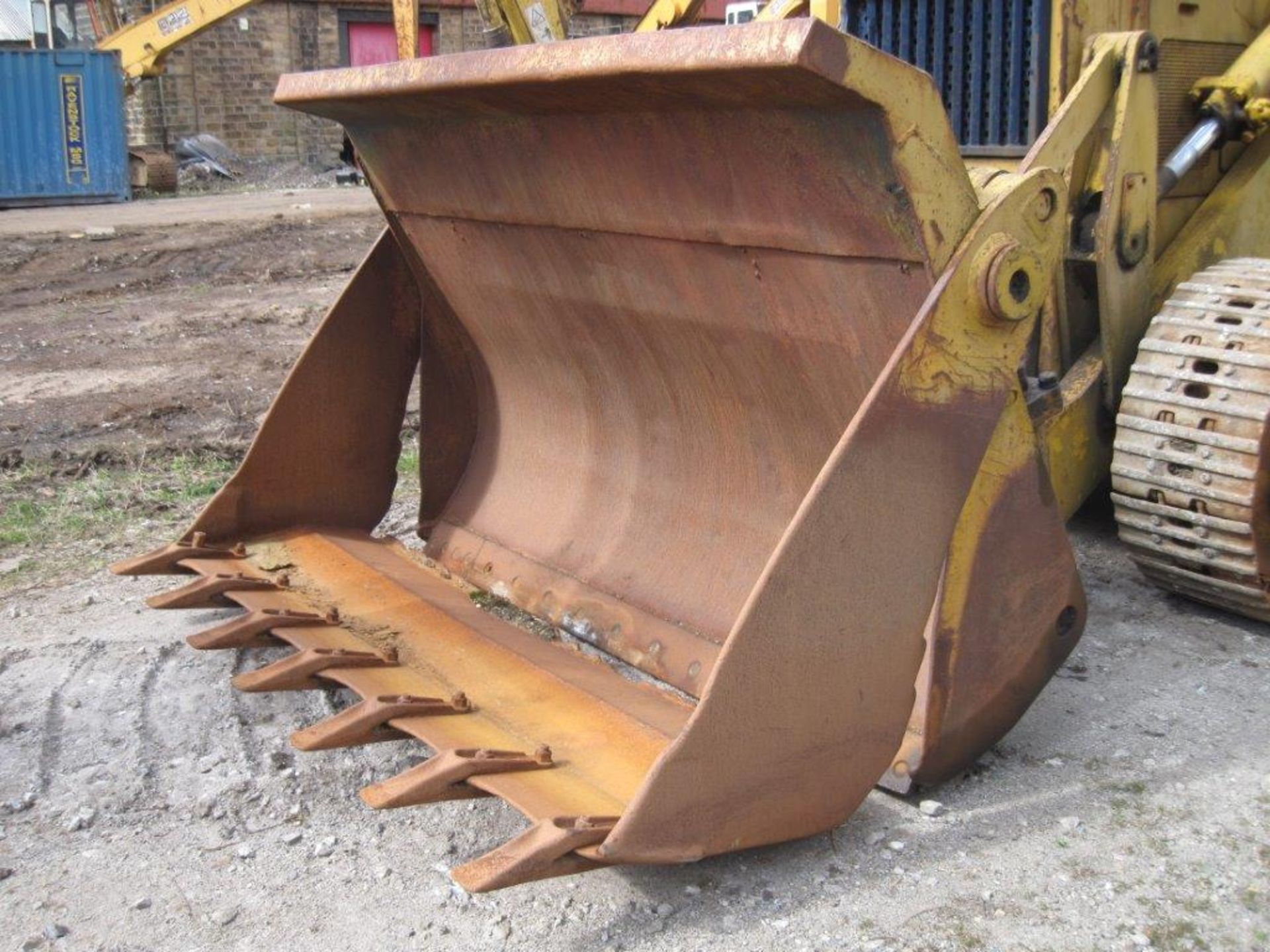 Komatsu Tracked Loading Shovel_x00D_
Good condition for age, 4 in 1 bucket with teeth and good - Image 5 of 6