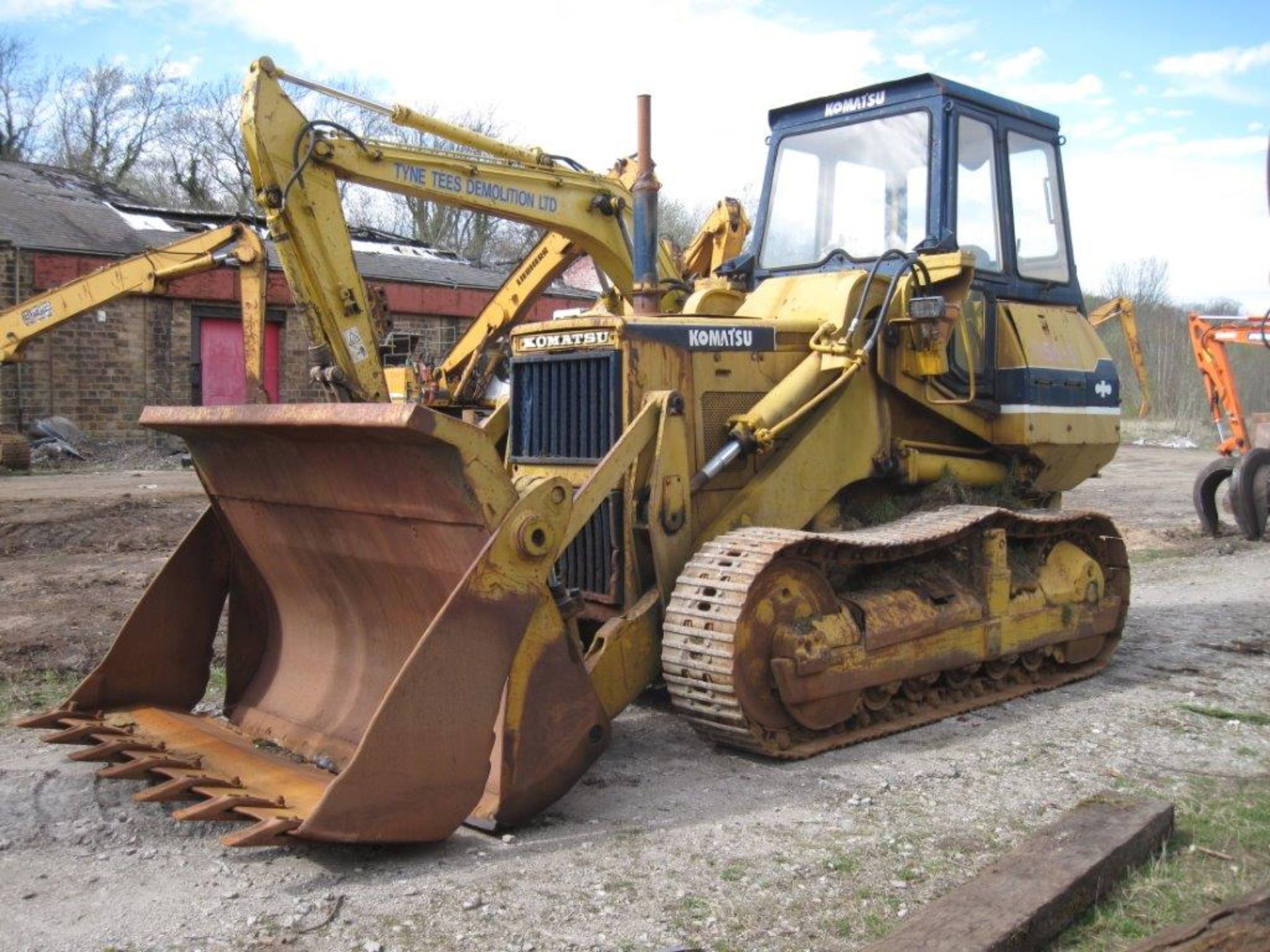 Komatsu Tracked Loading Shovel_x00D_
Good condition for age, 4 in 1 bucket with teeth and good - Image 4 of 6