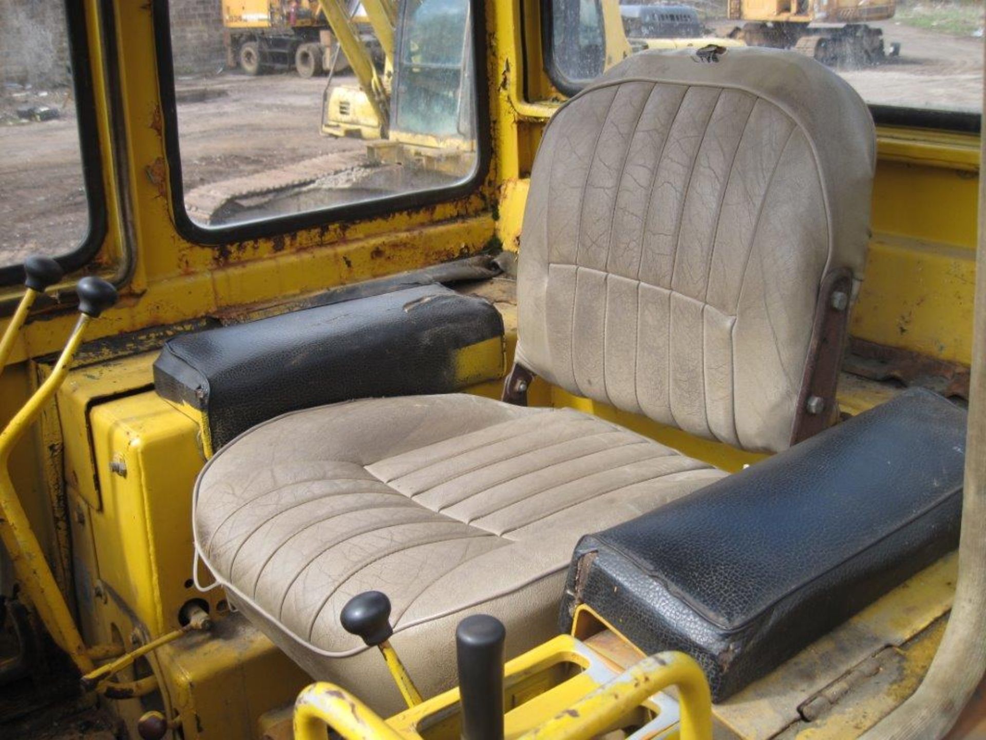 Komatsu Tracked Loading Shovel_x00D_
Good condition for age, 4 in 1 bucket with teeth and good - Image 6 of 6