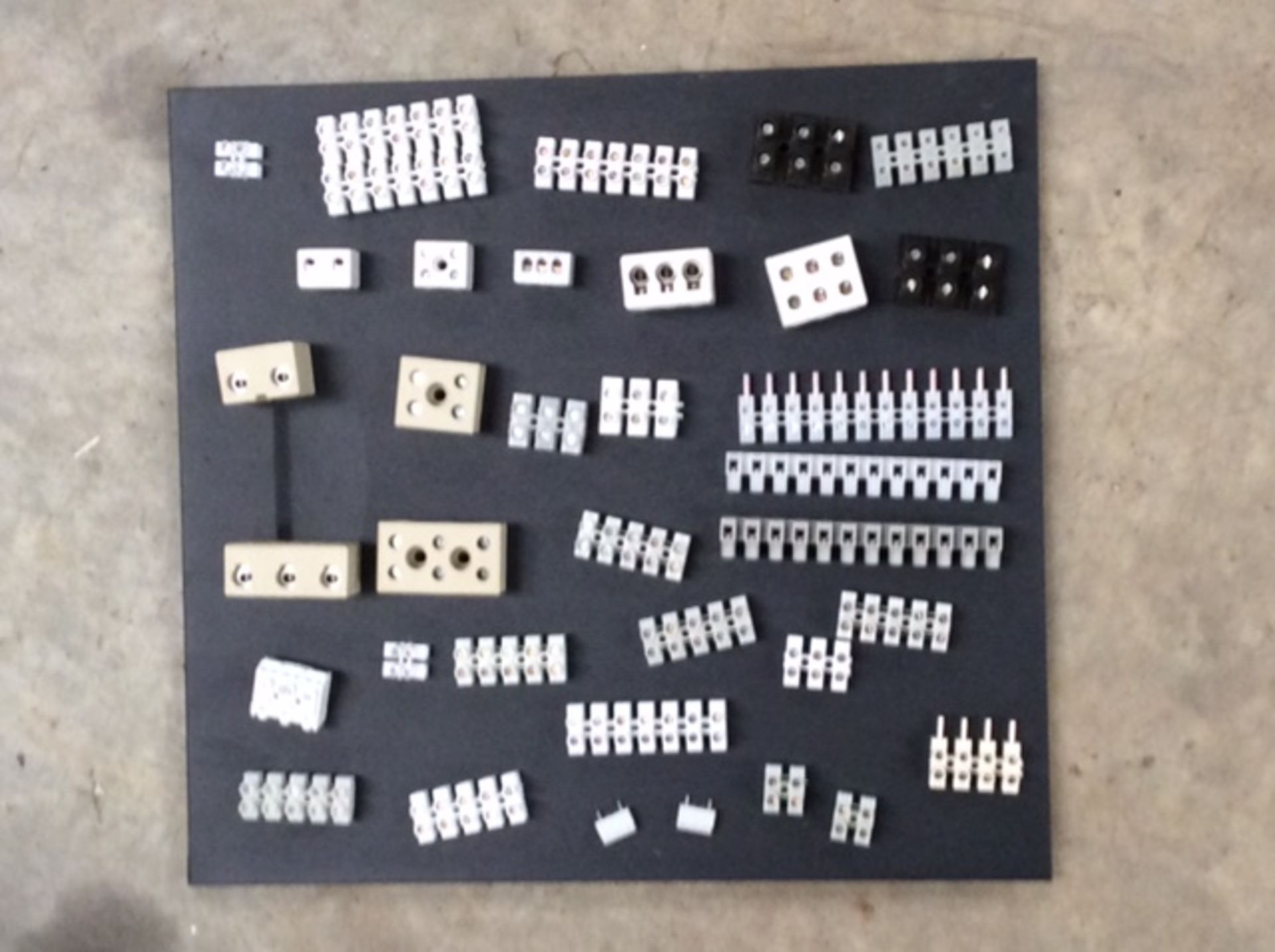 ELECTRICAL CONNECTORS, OVER 100,000 PIECES, PLASTIC & CERAMIC.
 
SAMPLES AS SHOWN 2 – 12 POL. - Image 2 of 2
