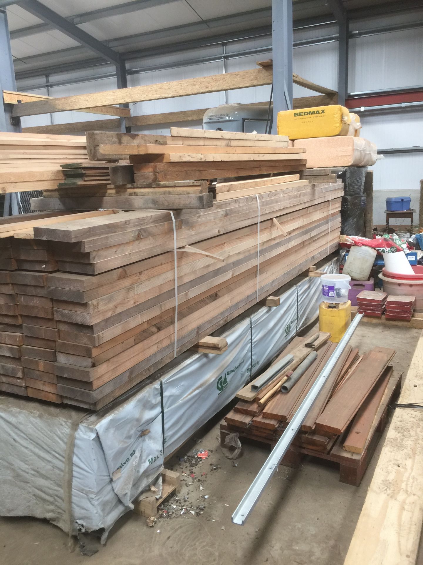 1 pack of 50 lengths of Timber 195mm x 45mm x 4200mm timber (bottom pack) - Image 2 of 4