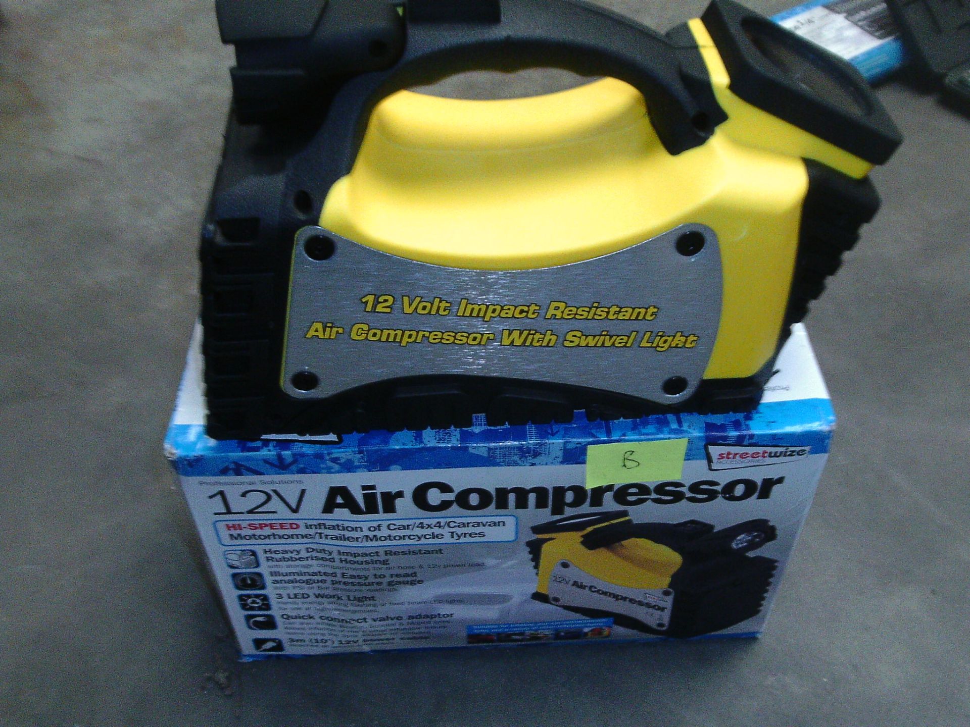Boxed 12 V Air compressor - Impact resistant