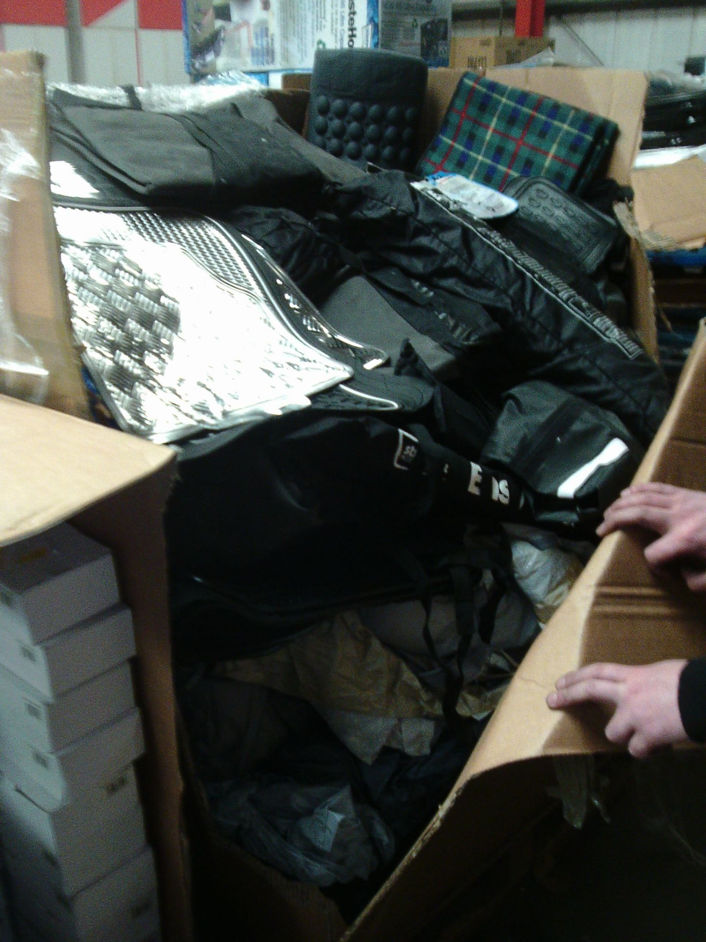 Mixed salvage pallet box  of covers / car seat s / car mats / tent covers / awnings - huge amount of - Image 3 of 4