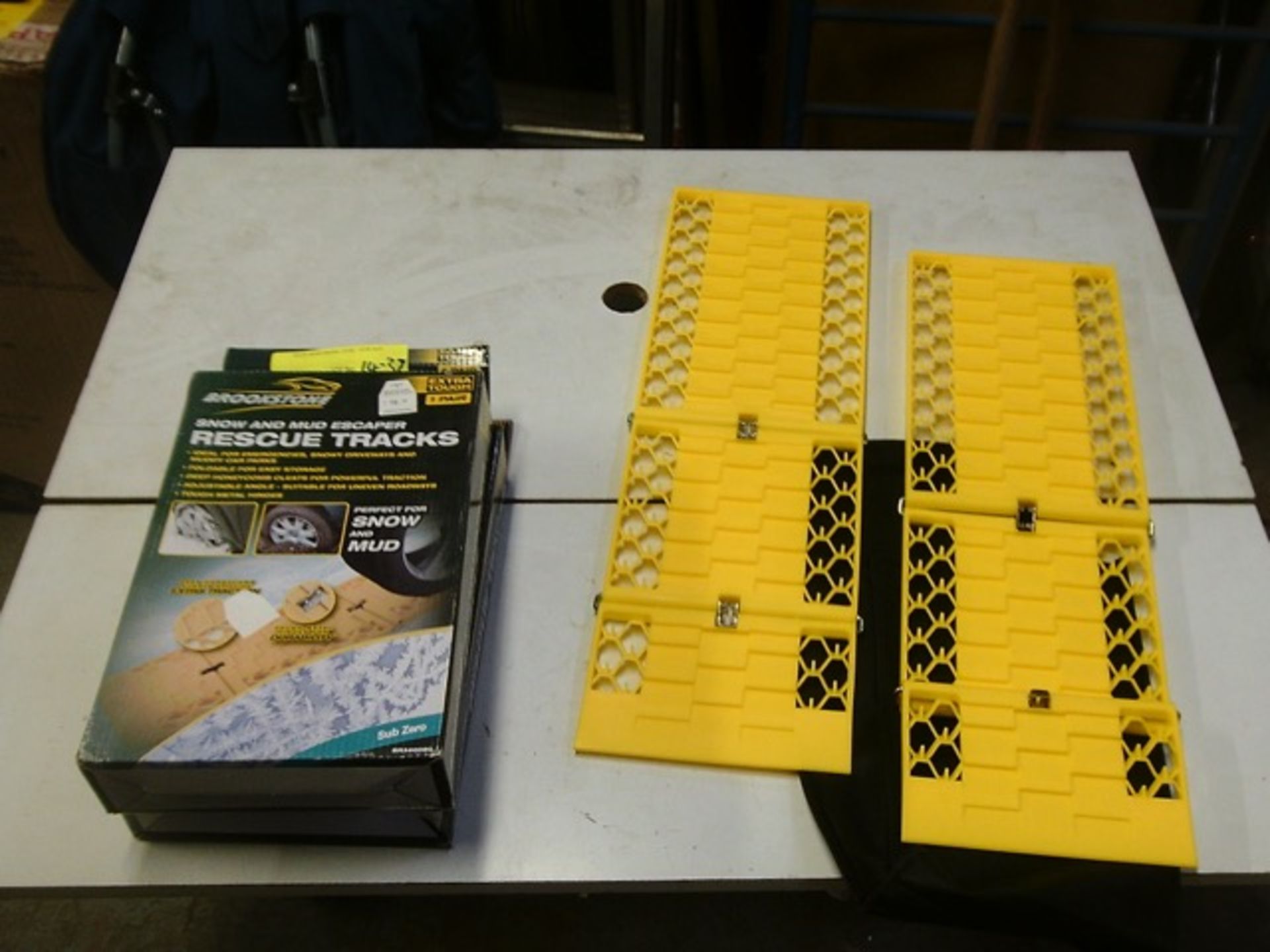 10pcs - Brand new Brookstone Mud / snow rescue tracks - rrp 19.99 ( 10 brand new sets in this lot )
