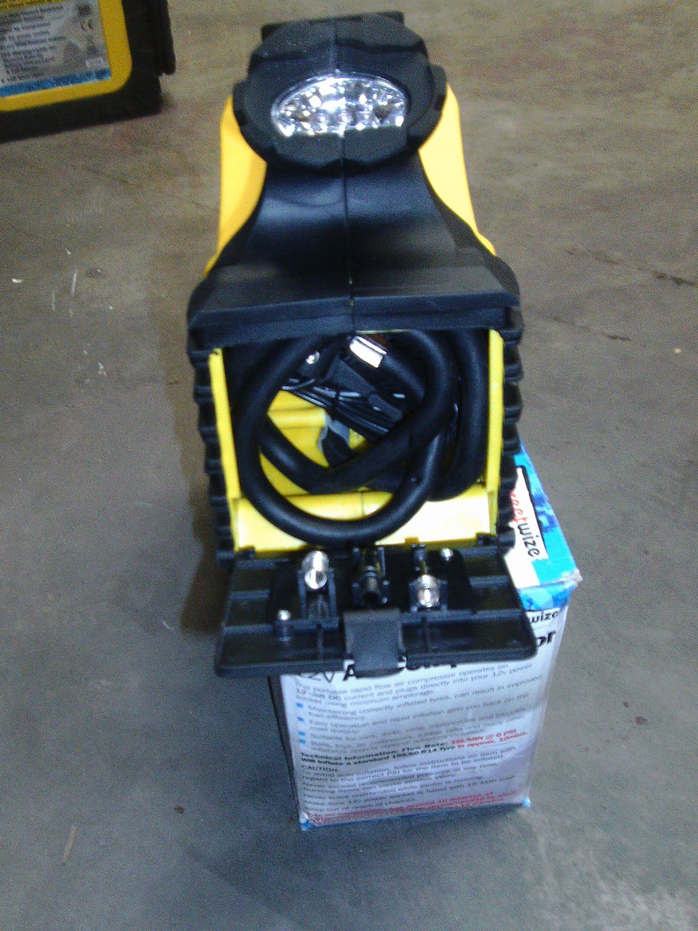 Boxed 12 V Air compressor - Impact resistant - Image 3 of 3