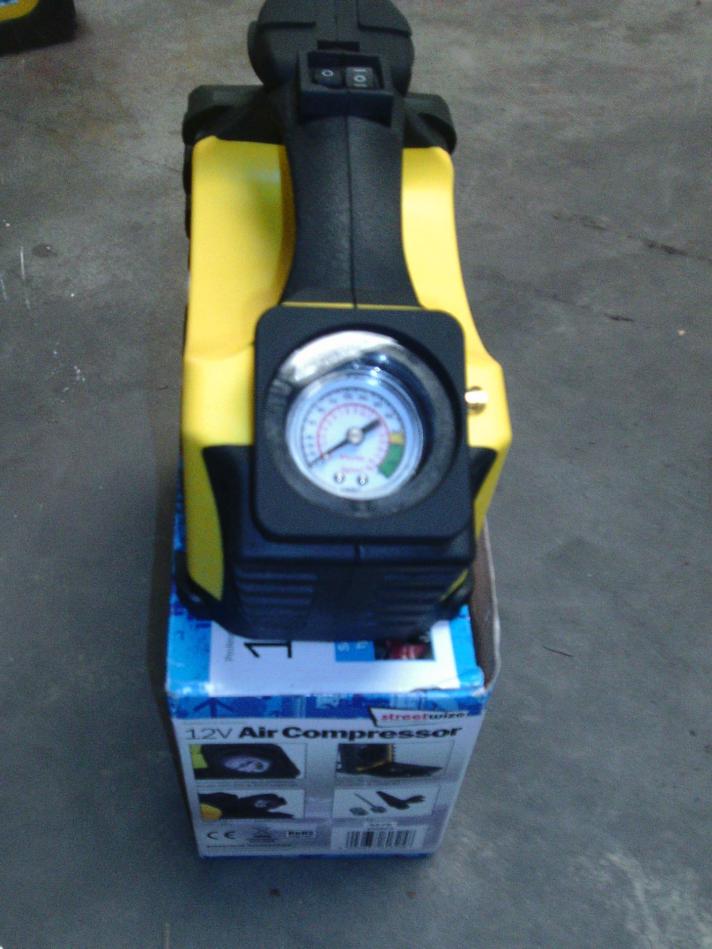 Boxed 12 V Air compressor - Impact resistant - Image 2 of 3