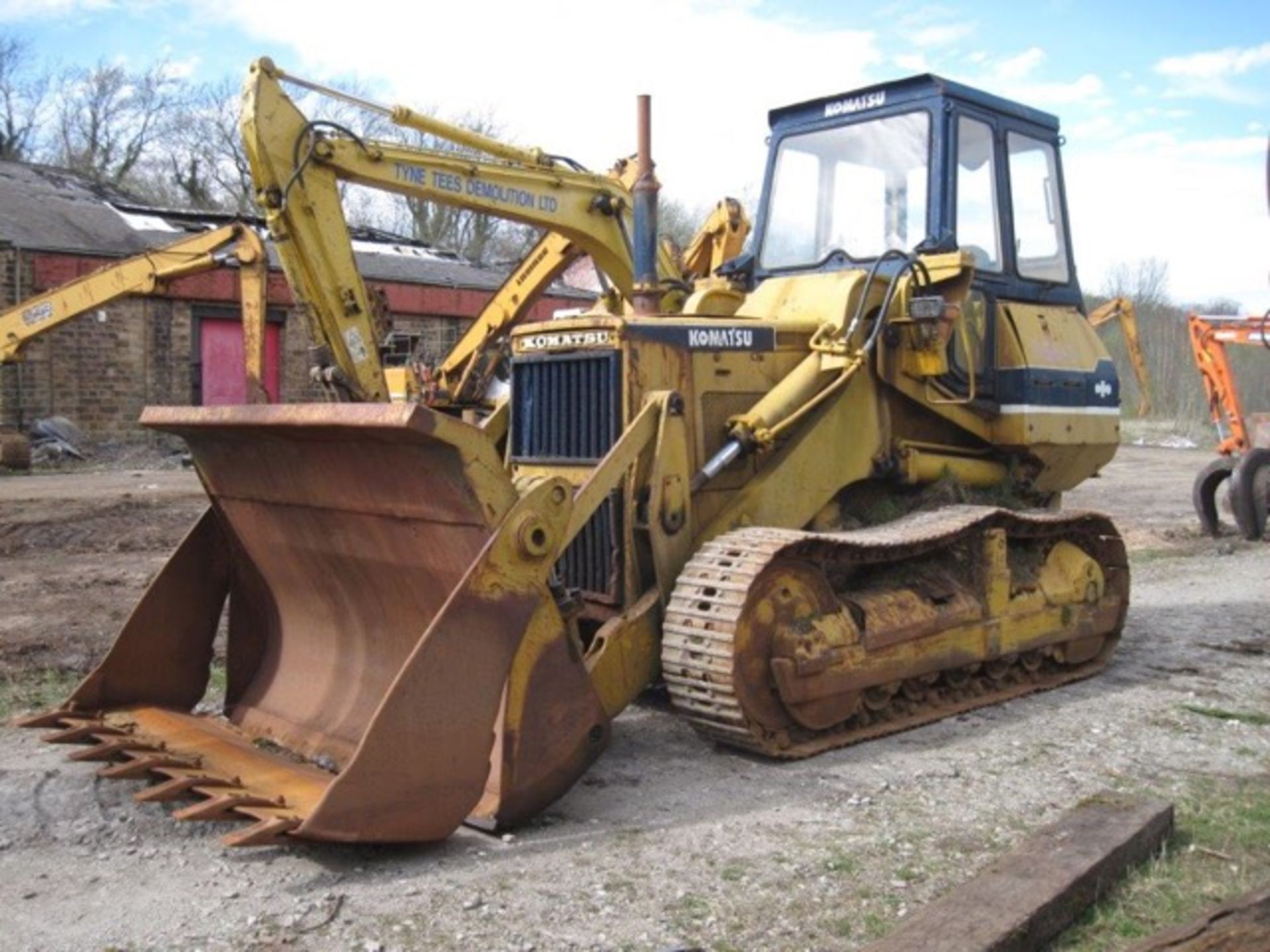 Komatsu Tracked Loading Shovel
Good condition for age, 4 in 1 bucket with teeth and good - Image 4 of 6