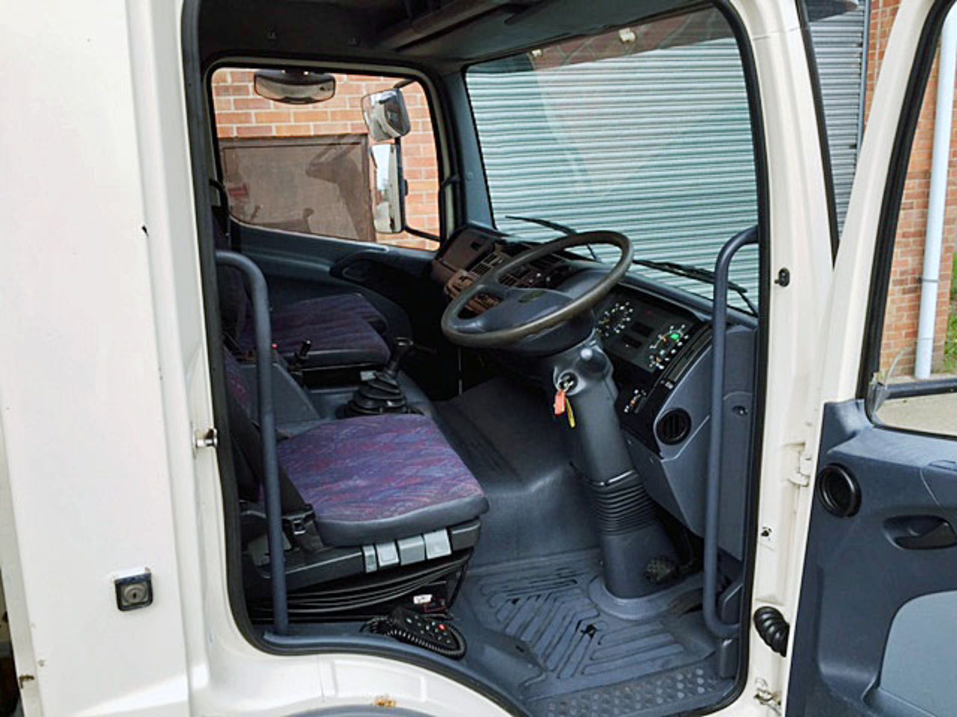 2002 (02) Mercedes 1223 Fitted with 20' Scaffold body, hardwood floor and 3 seats in cab - Image 5 of 9