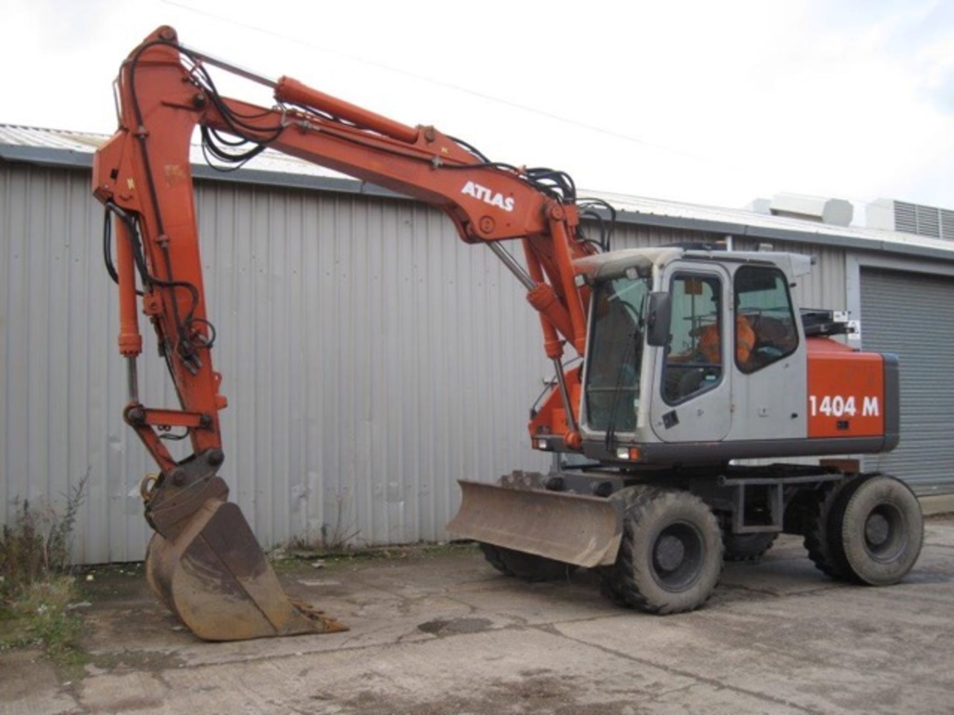 Atlas 1404 Wheeled Excavator
2002
Excellent condition, ex water works machine, blade, 4 hyd lines, - Image 2 of 4