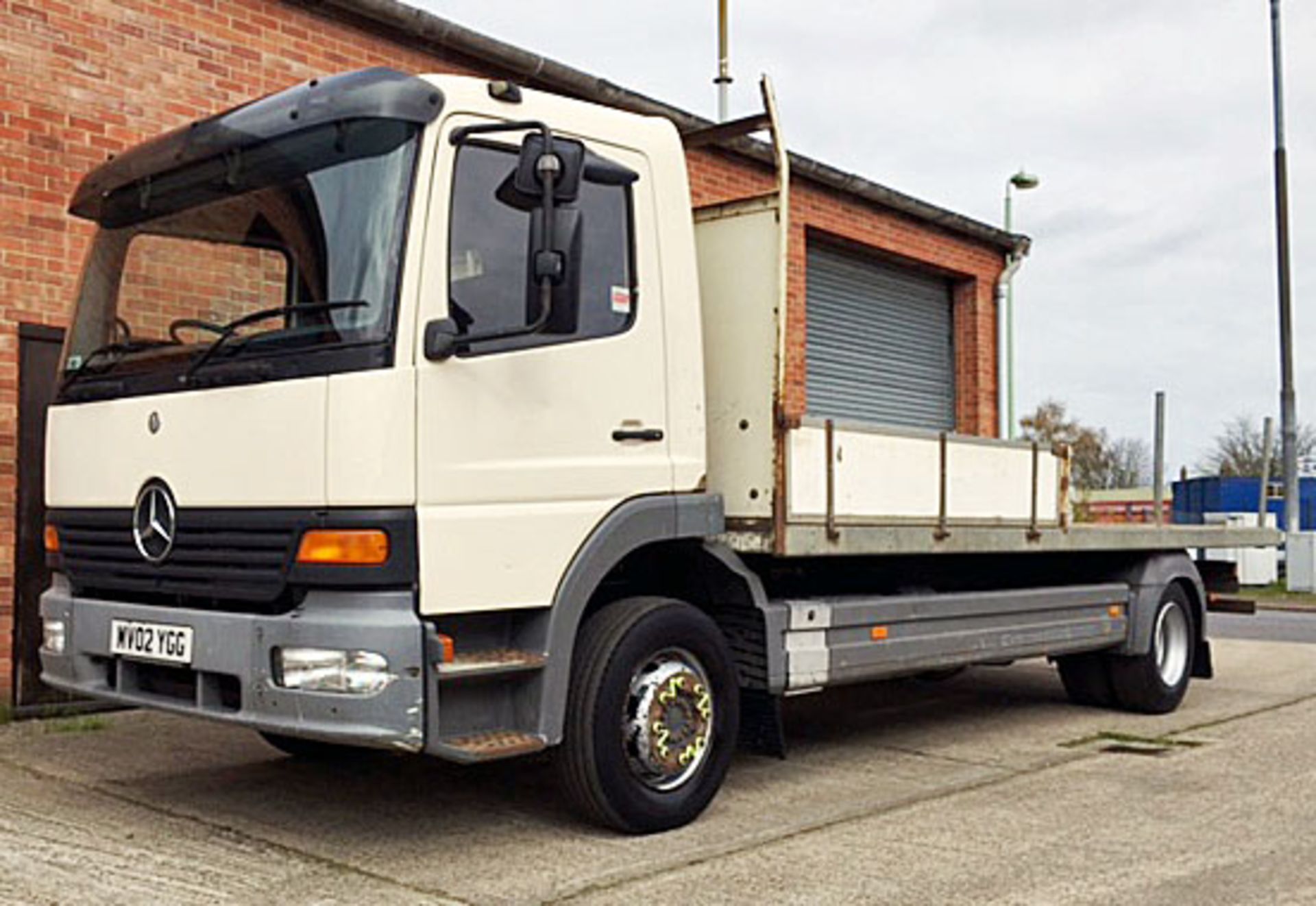 2002 (02) Mercedes 1223 Fitted with 20' Scaffold body, hardwood floor and 3 seats in cab