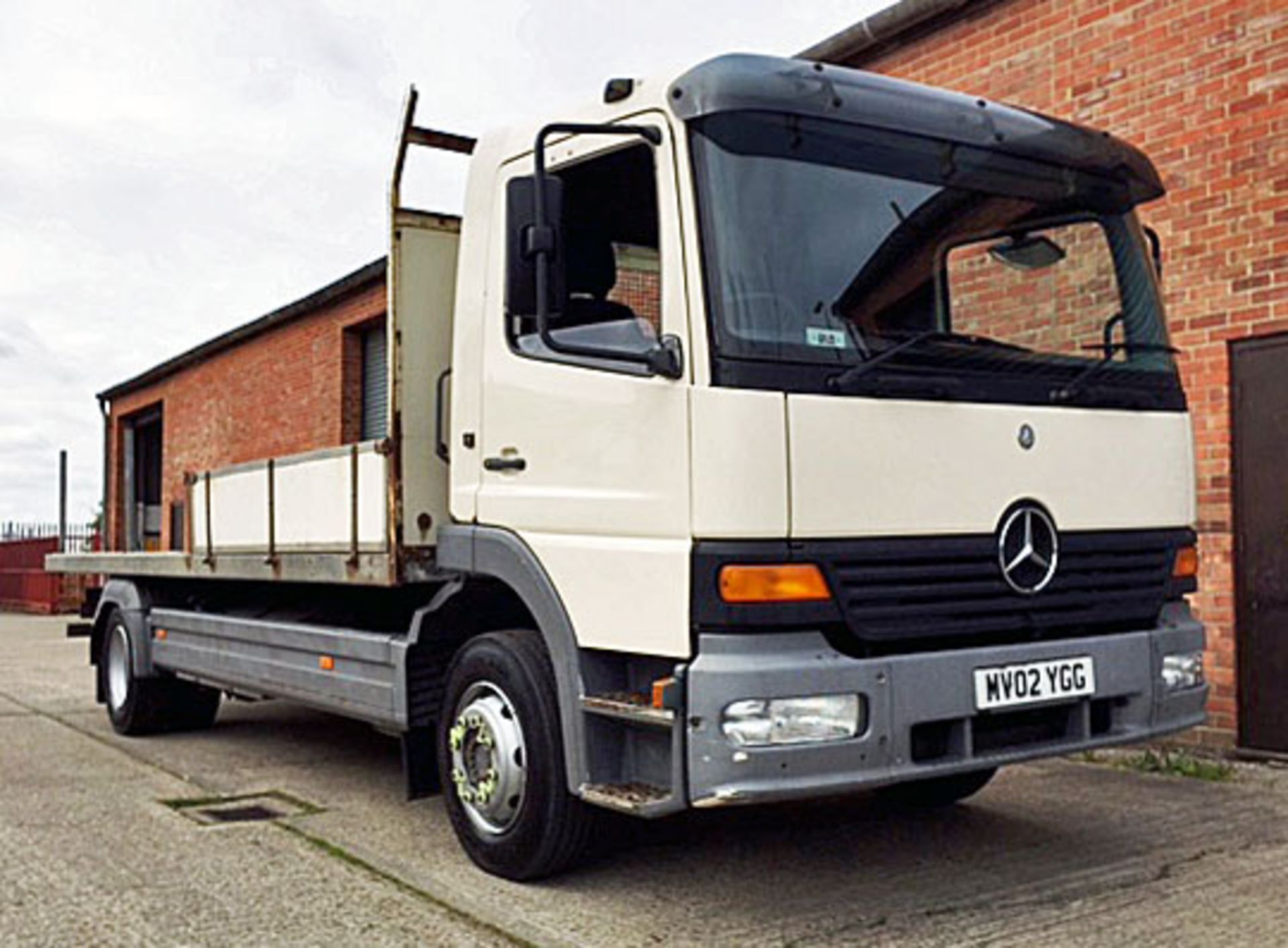 2002 (02) Mercedes 1223 Fitted with 20' Scaffold body, hardwood floor and 3 seats in cab - Image 6 of 9