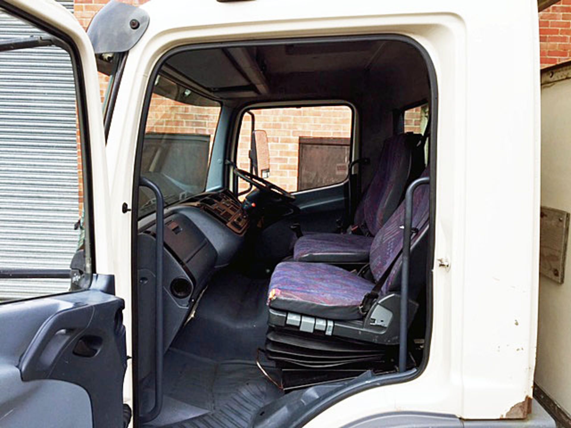 2002 (02) Mercedes 1223 Fitted with 20' Scaffold body, hardwood floor and 3 seats in cab - Image 4 of 9