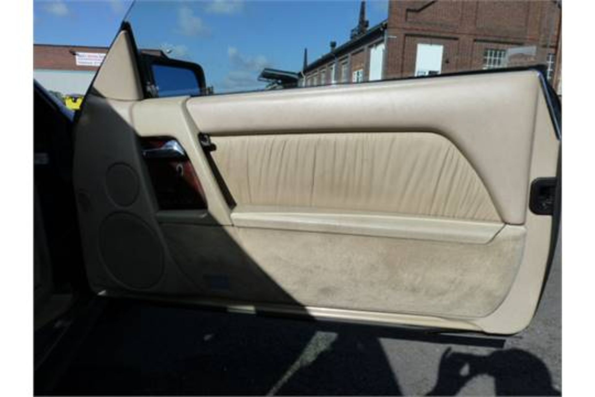 Merc sl500.  1994 Advised mileage 160000 Reg l116 muj 2 door convertible cream leather interior - Image 6 of 8