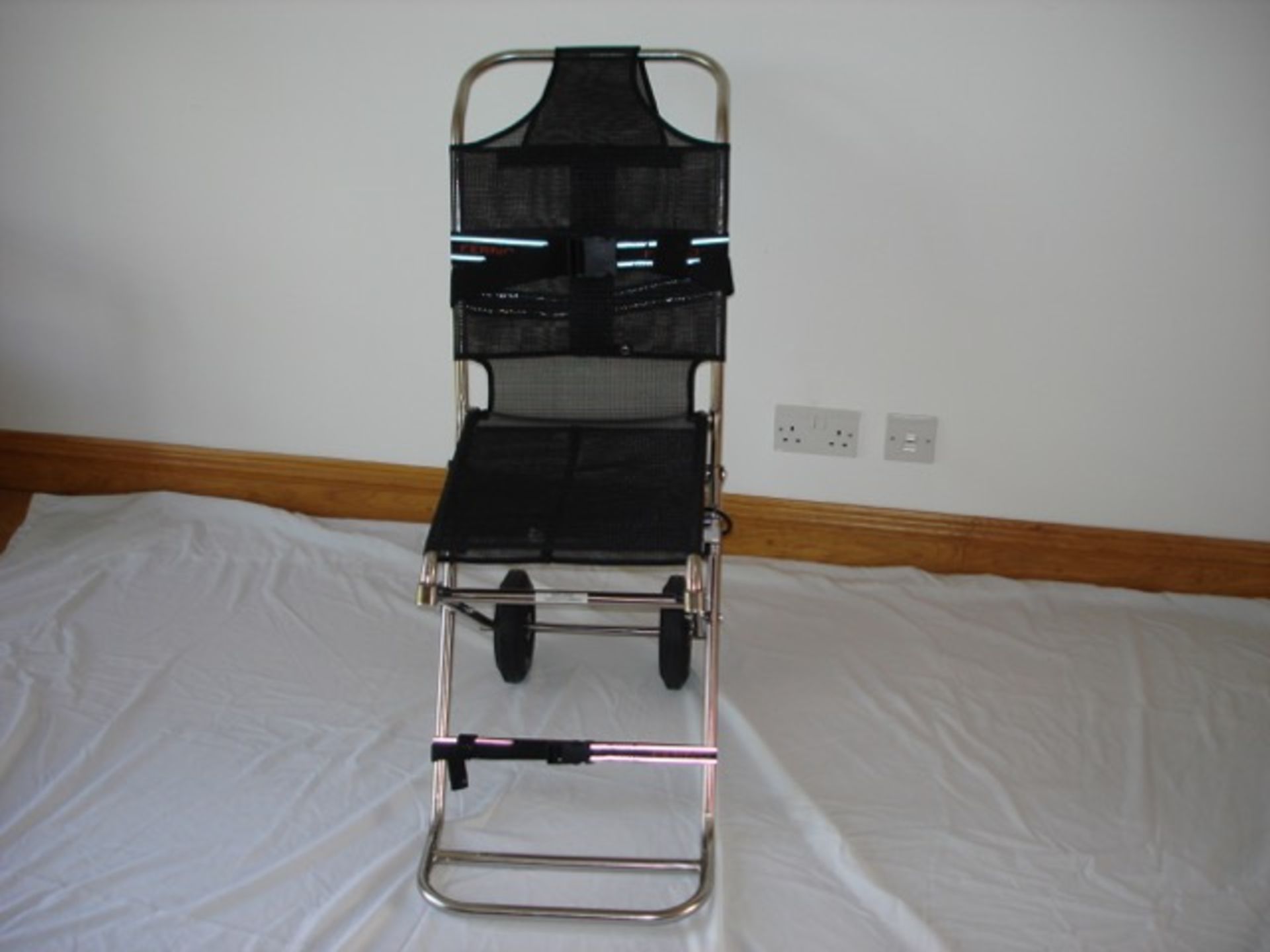 1x FERNO DECON COMPACT 1 PATIENT CARRY CHAIR, new, never used still in box. ideal for nursing homes,