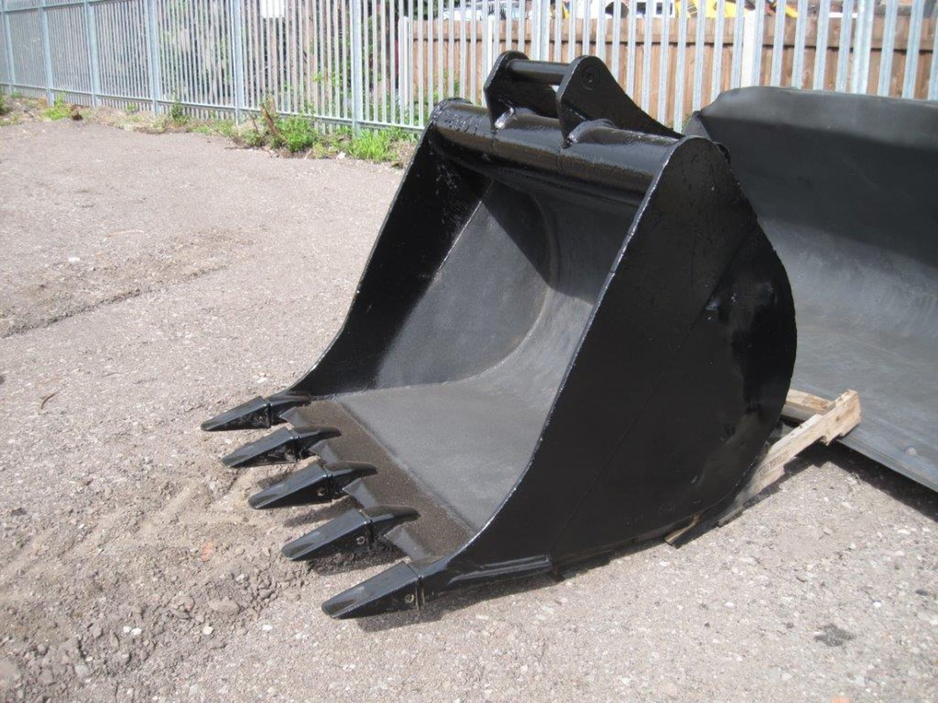 Excavator Bucket
Very good digging bucket for 13 tonne excavator on encon quick hitch - Image 2 of 3