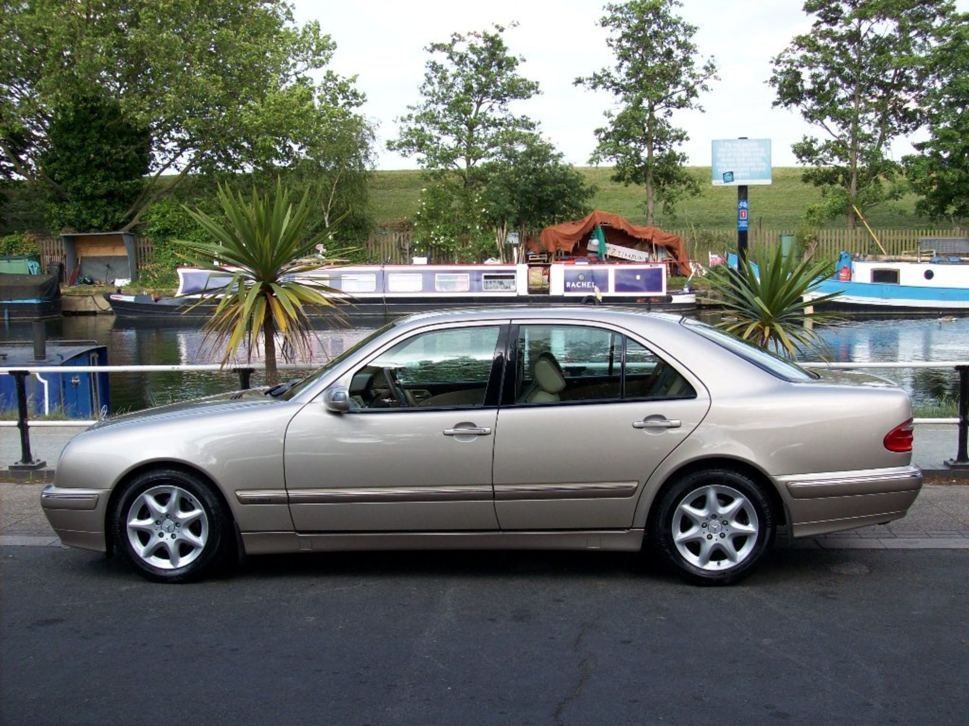 2000 Mercedes-Benz E Class 2.6 E240 Elegance 4dr An Incredible Example With FSH 
Full service - Image 6 of 9