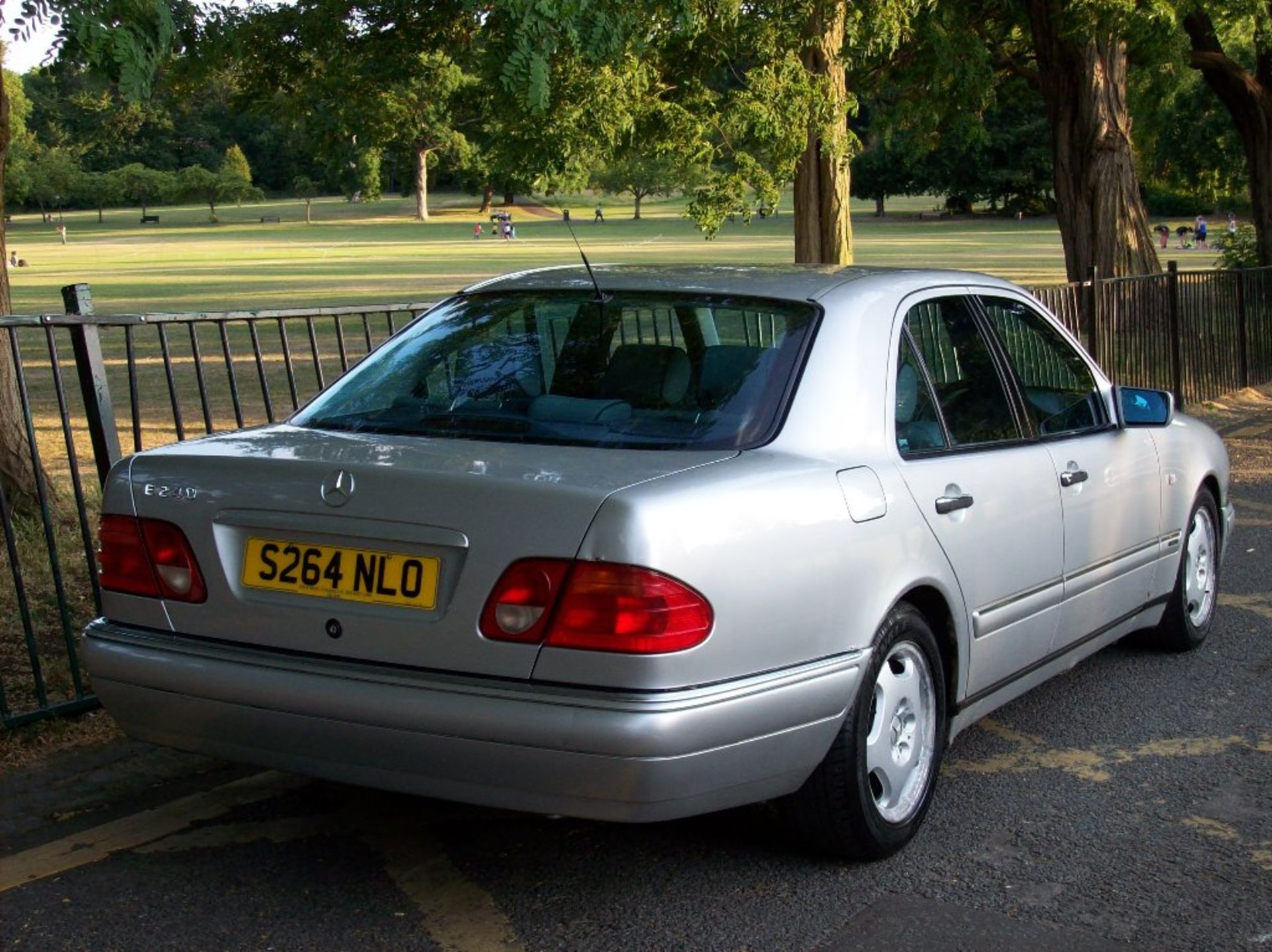 Mercedes-Benz E Class 2.4 E240 Avantgarde 4dr Grey Leather-FSH-Drives Superb. - Image 2 of 7