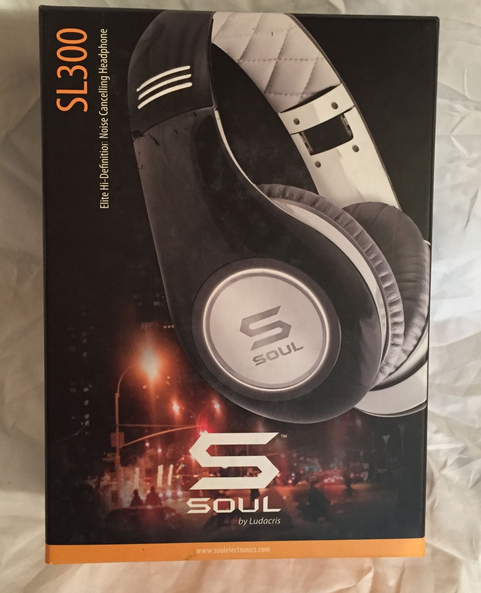 SOUL by Ludacris SL300WB HD Noise Canceling
Headphones - Black/White_ RRP £214.99 _
Unclaimed_