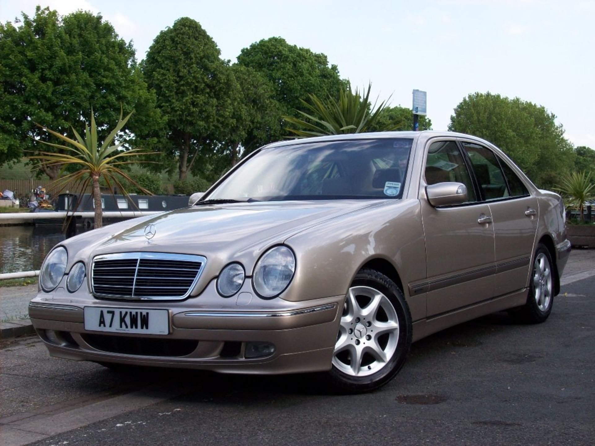 2000 Mercedes-Benz E Class 2.6 E240 Elegance 4dr An Incredible Example With FSH 
Full service - Image 2 of 9