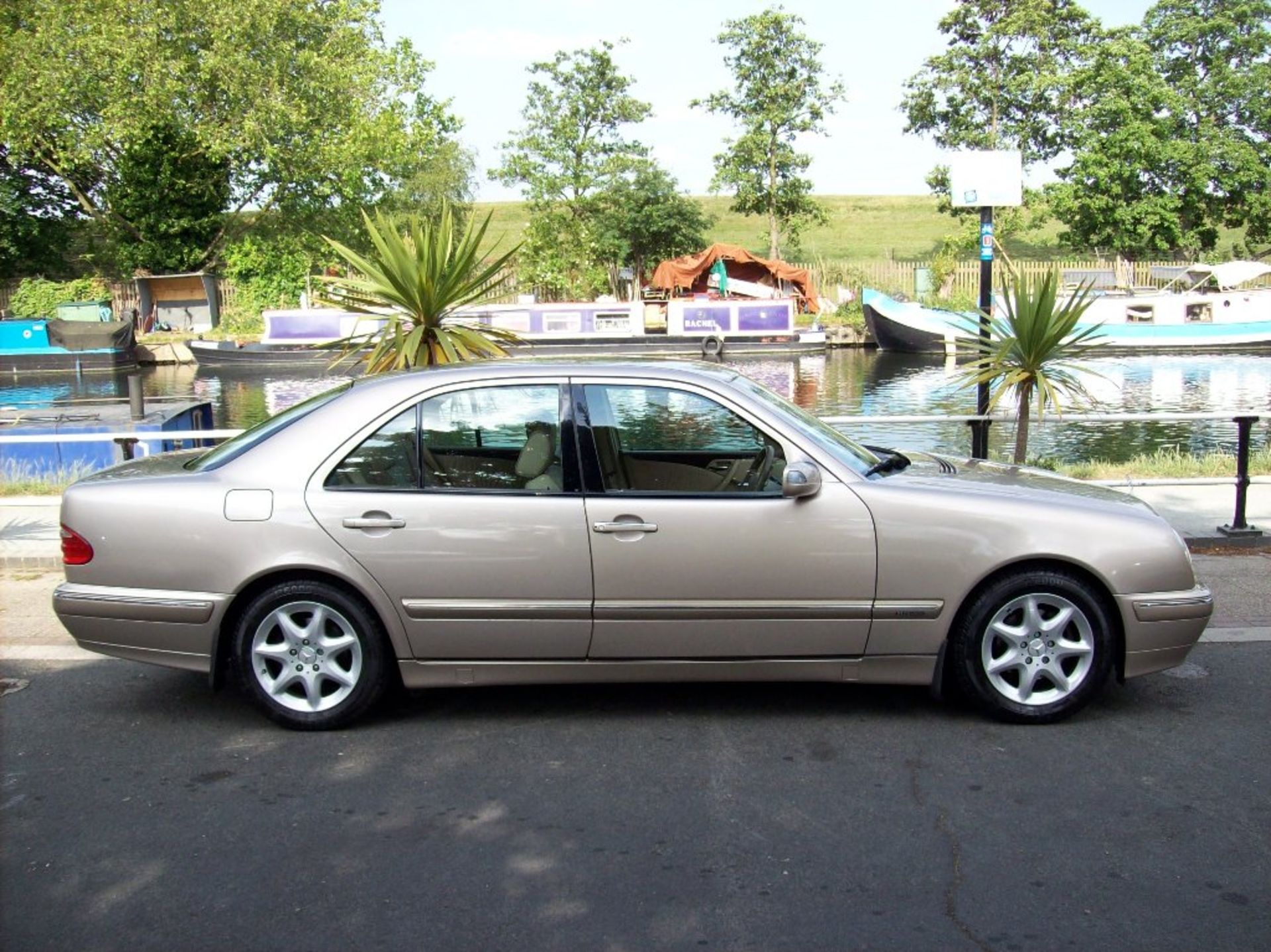 2000 Mercedes-Benz E Class 2.6 E240 Elegance 4dr An Incredible Example With FSH 
Full service - Image 5 of 9