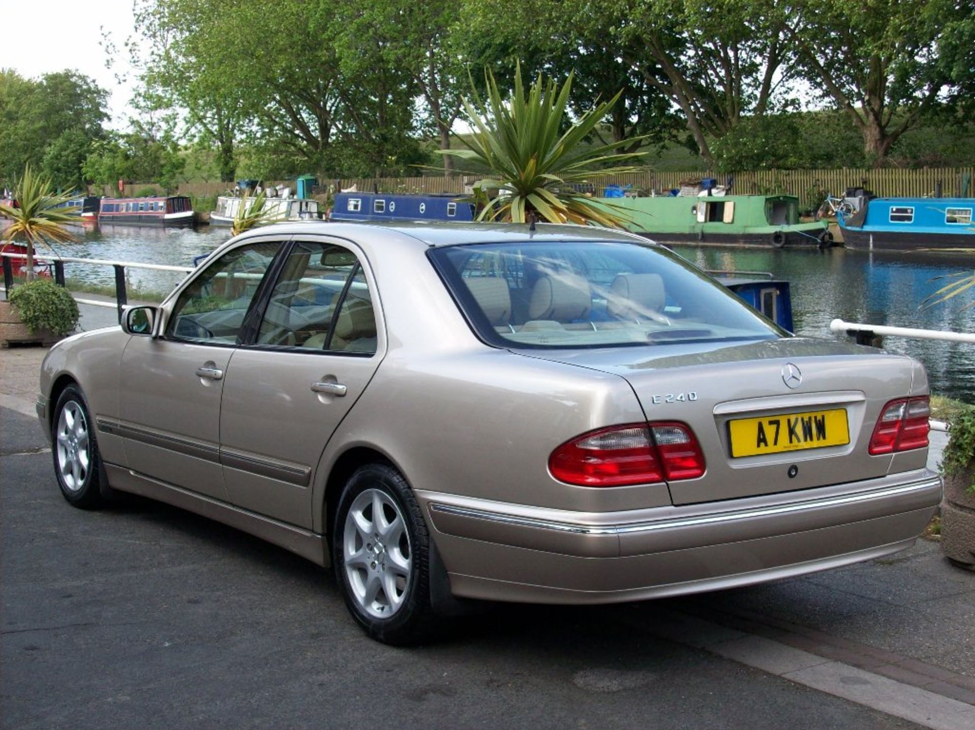 2000 Mercedes-Benz E Class 2.6 E240 Elegance 4dr An Incredible Example With FSH 
Full service - Image 4 of 9