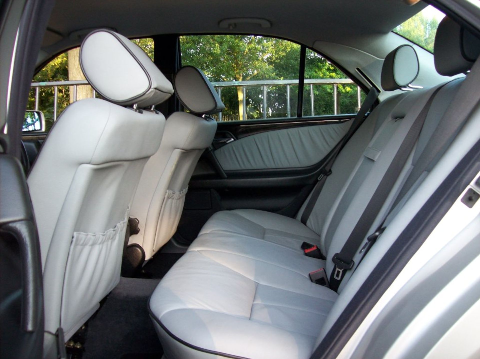 Mercedes-Benz E Class 2.4 E240 Avantgarde 4dr Grey Leather-FSH-Drives Superb. - Image 7 of 7