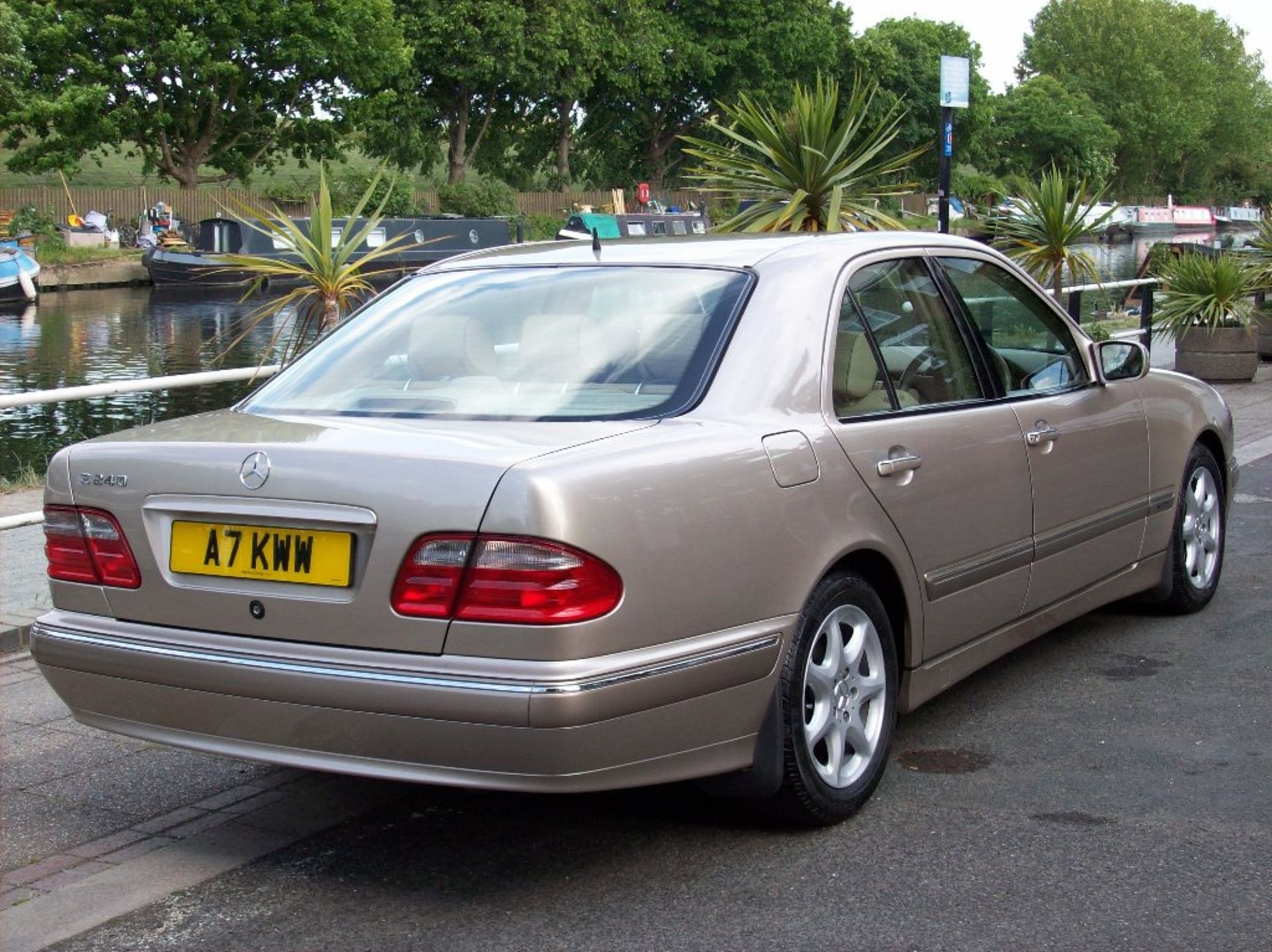 2000 Mercedes-Benz E Class 2.6 E240 Elegance 4dr An Incredible Example With FSH 
Full service - Image 3 of 9