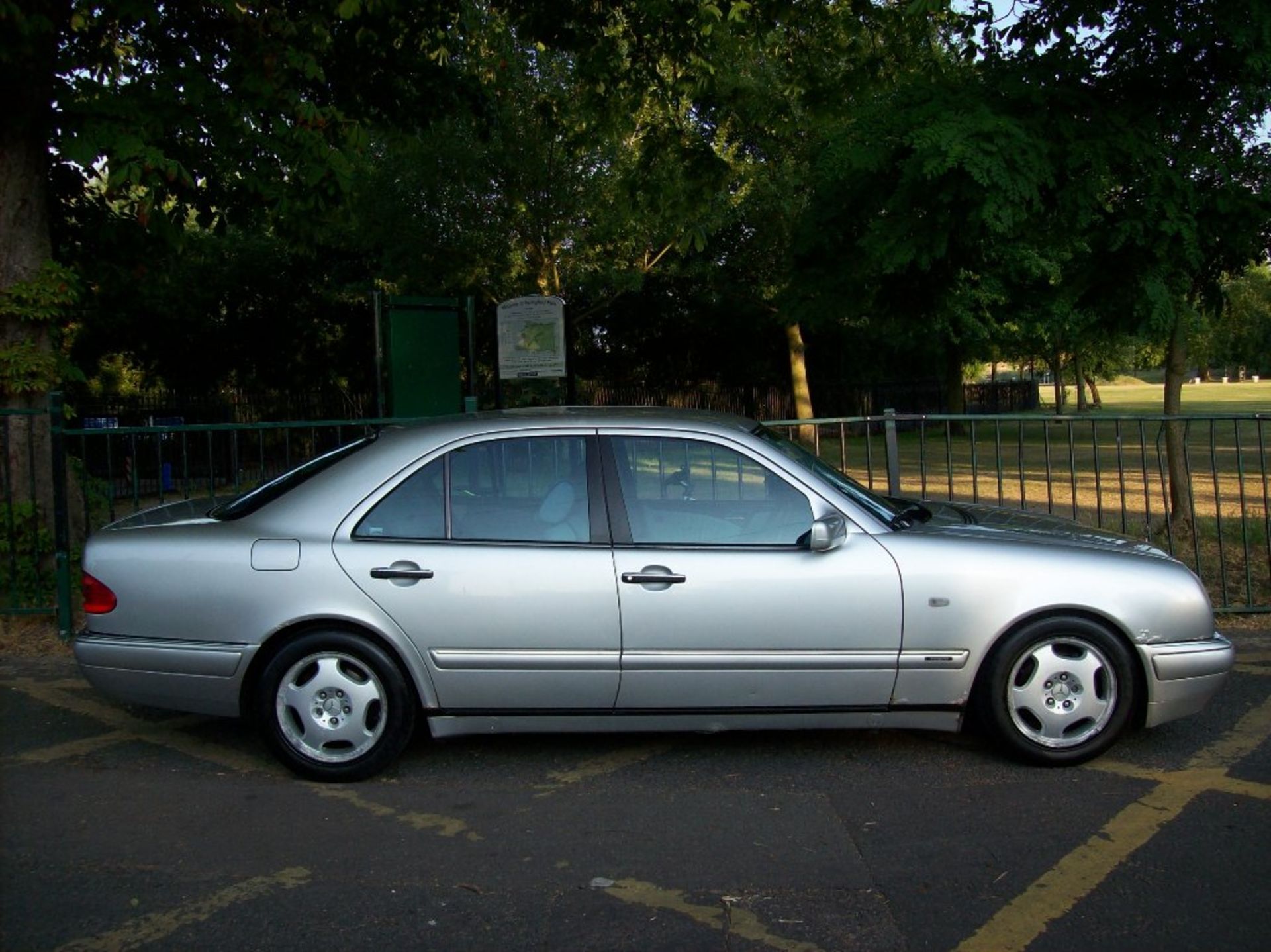 Mercedes-Benz E Class 2.4 E240 Avantgarde 4dr Grey Leather-FSH-Drives Superb. - Image 4 of 7