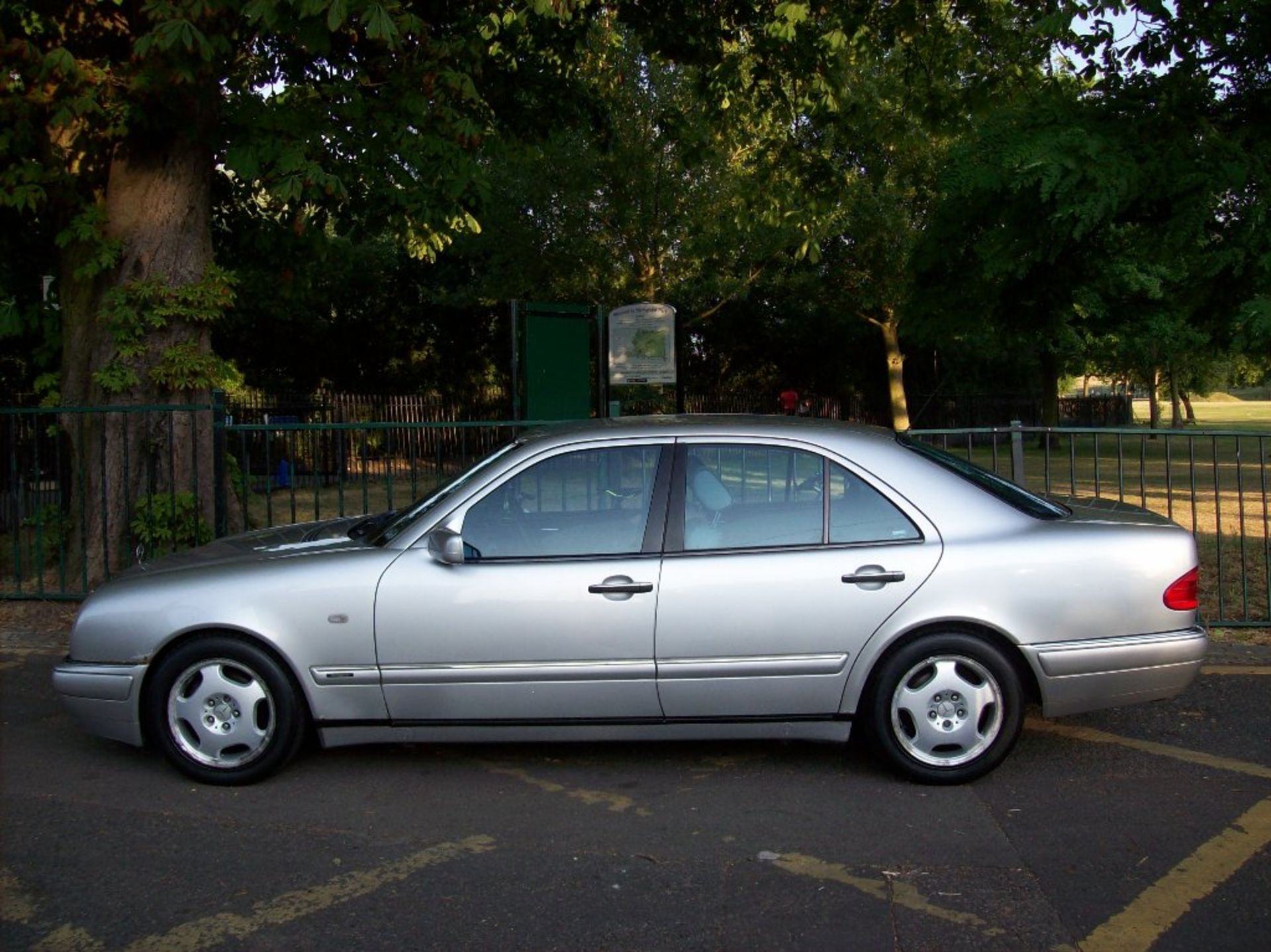 Mercedes-Benz E Class 2.4 E240 Avantgarde 4dr Grey Leather-FSH-Drives Superb. - Image 3 of 7