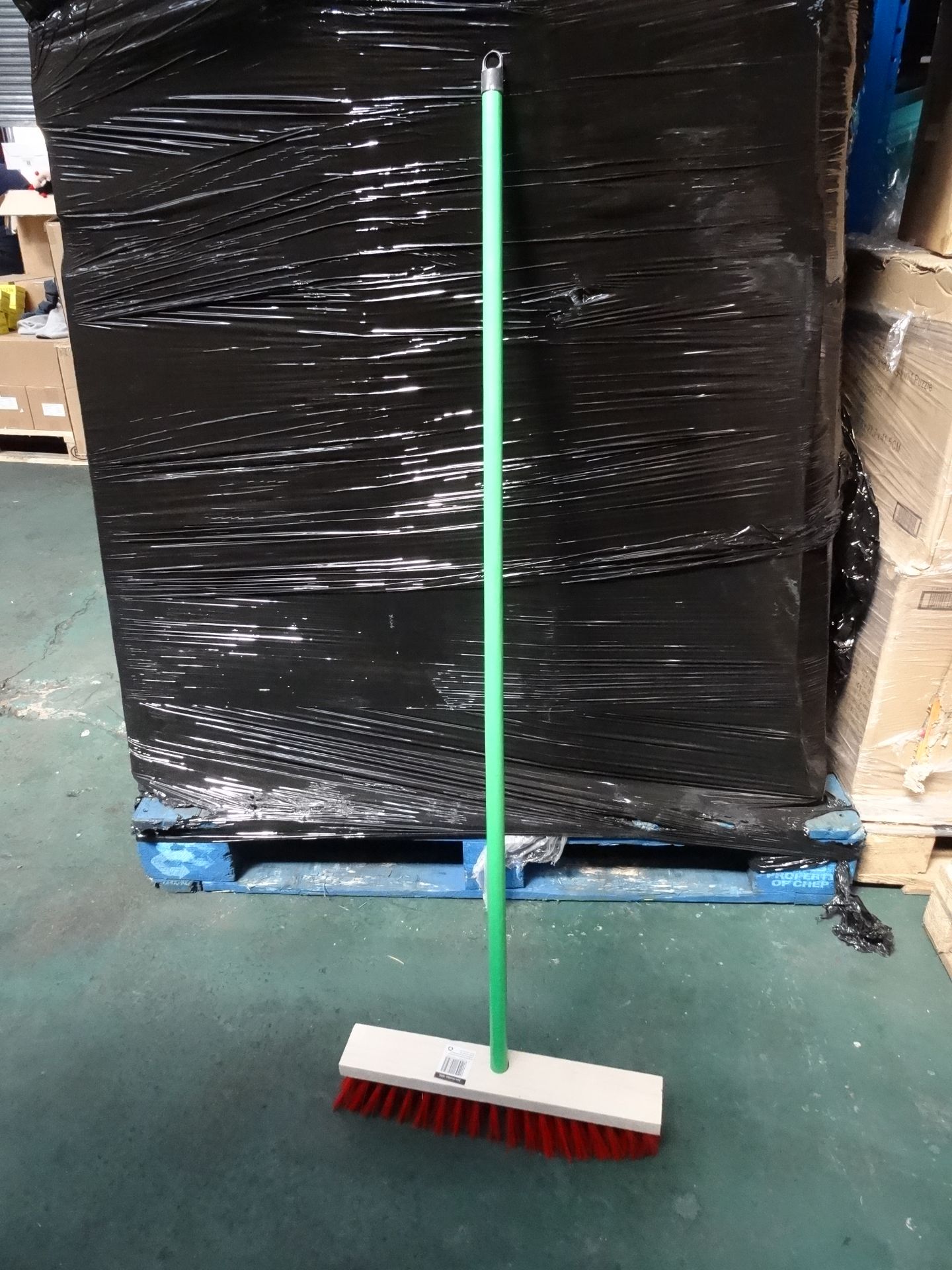 1 x Pallet to contain 100 x Garden Kraft Floor Bruses with 1.2M Handle. Come in shop display boxes - Image 2 of 4