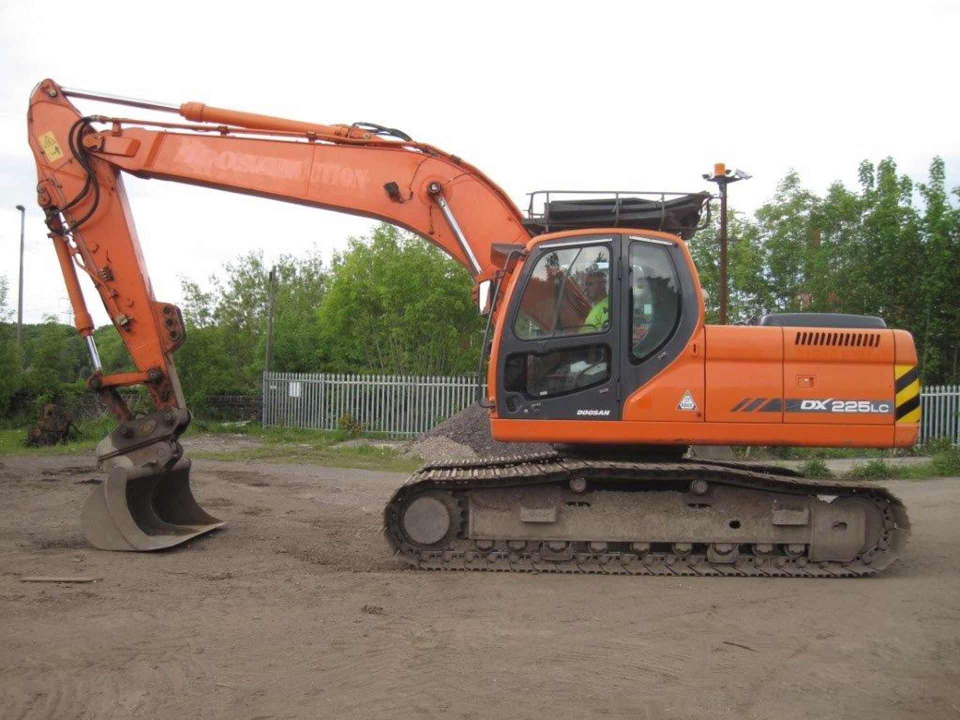 Doosan DX225
2010
Excellent condition and well maintained, very good undercarriage, hammer
line, - Image 2 of 6