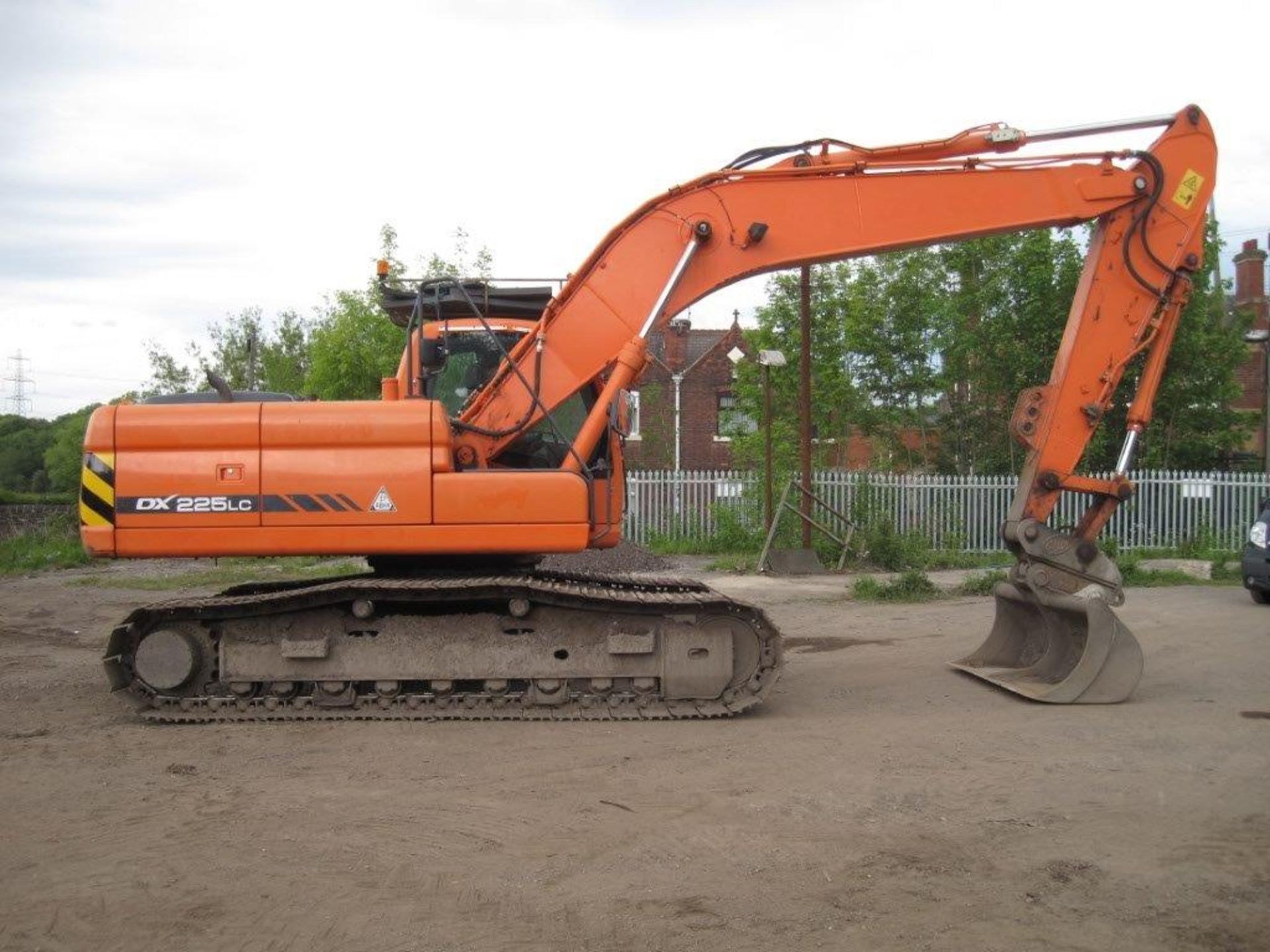 Doosan DX225
2010
Excellent condition and well maintained, very good undercarriage, hammer
line, - Image 5 of 6