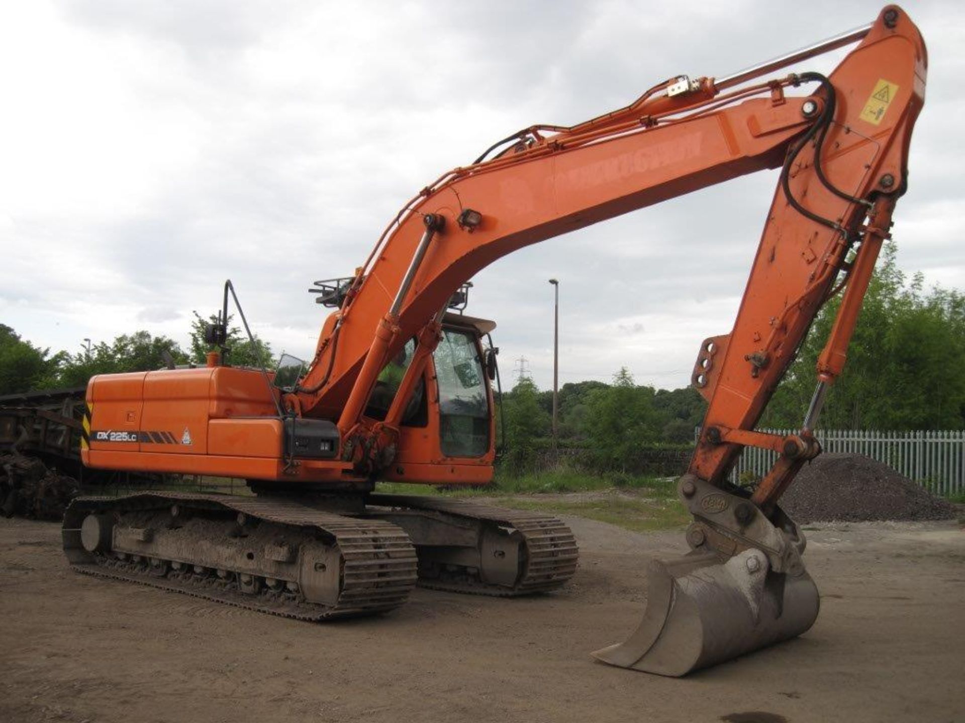 Doosan DX225
2010
Excellent condition and well maintained, very good undercarriage, hammer
line, - Image 4 of 6