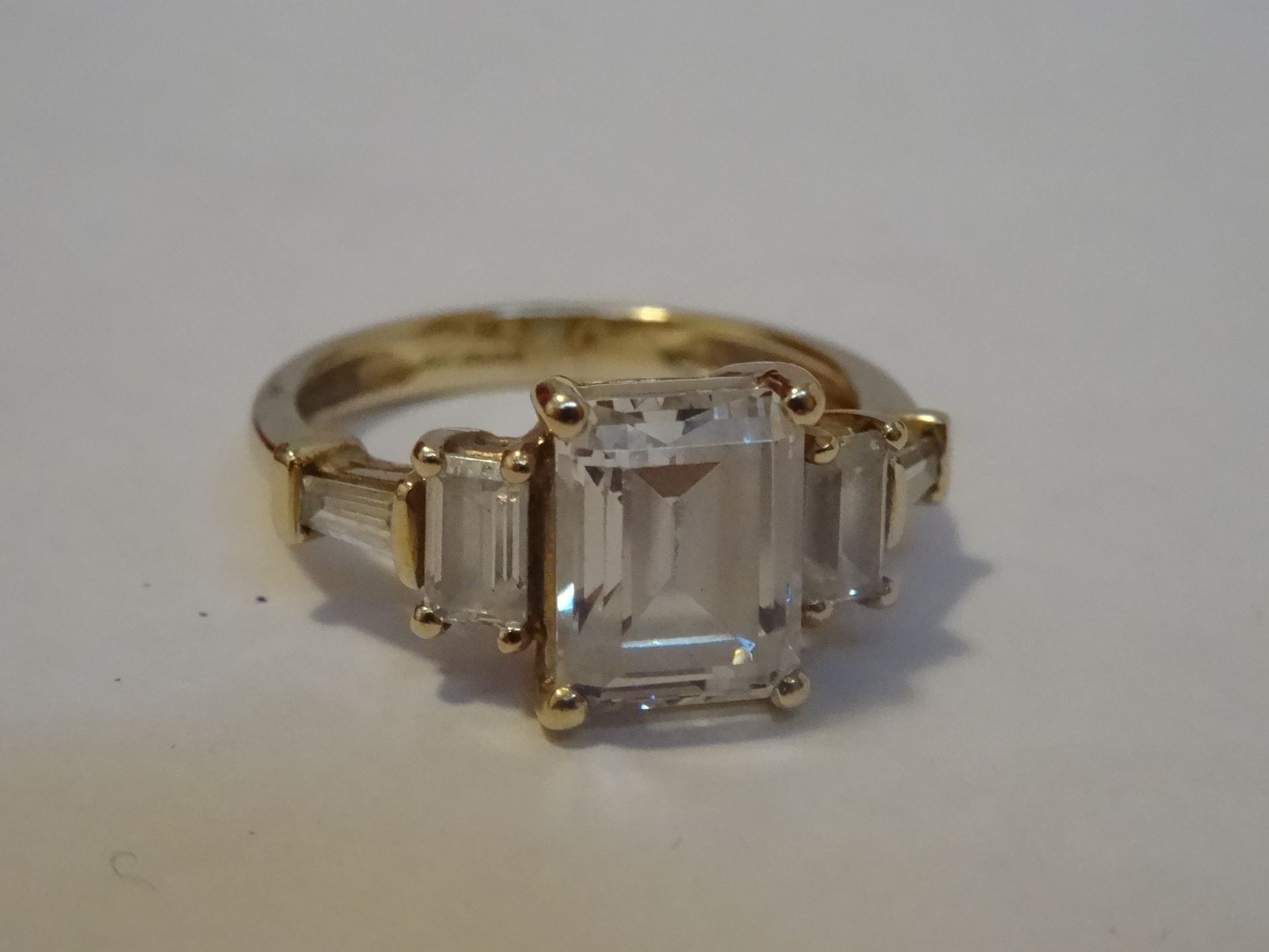 14 Carat Yellow Gold 5 Unchecked Stone Ring. Total Piece Weight 4.49 Grams - Image 3 of 3