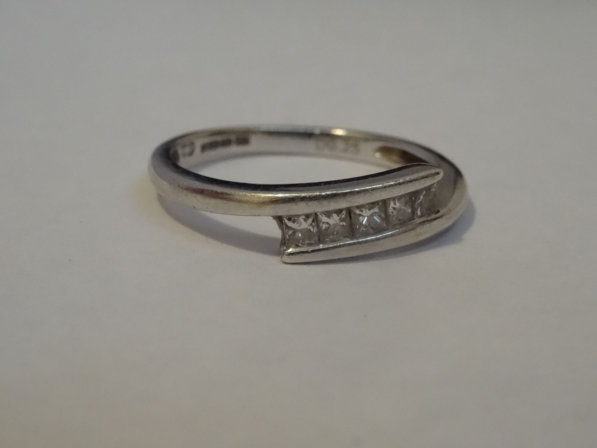 9 Carat White Gold 0.25 Carat Diamond Cross Over Ring. Containing 0.25 Carats of High Quality - Image 2 of 2