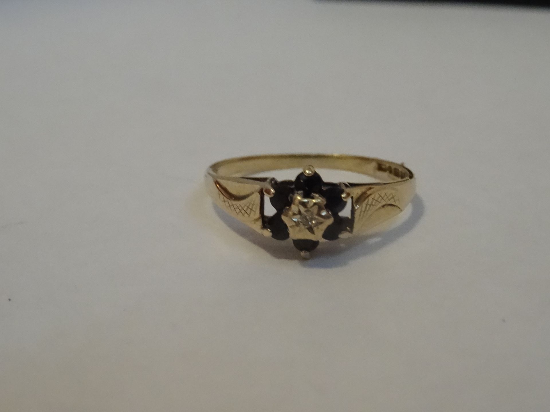 9 Carat Yellow Gold 7 Stone Diamond & Black Unchecked Stone Ring. Total Piece Weight 1.51 Grams - Image 2 of 3