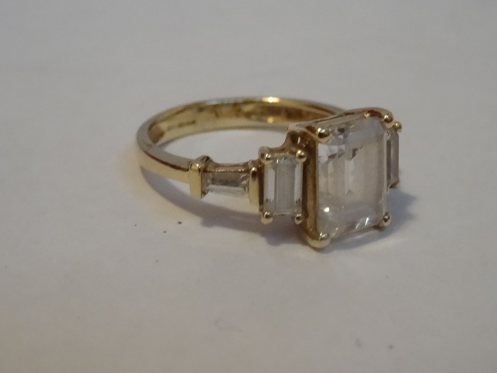 14 Carat Yellow Gold 5 Unchecked Stone Ring. Total Piece Weight 4.49 Grams - Image 2 of 3