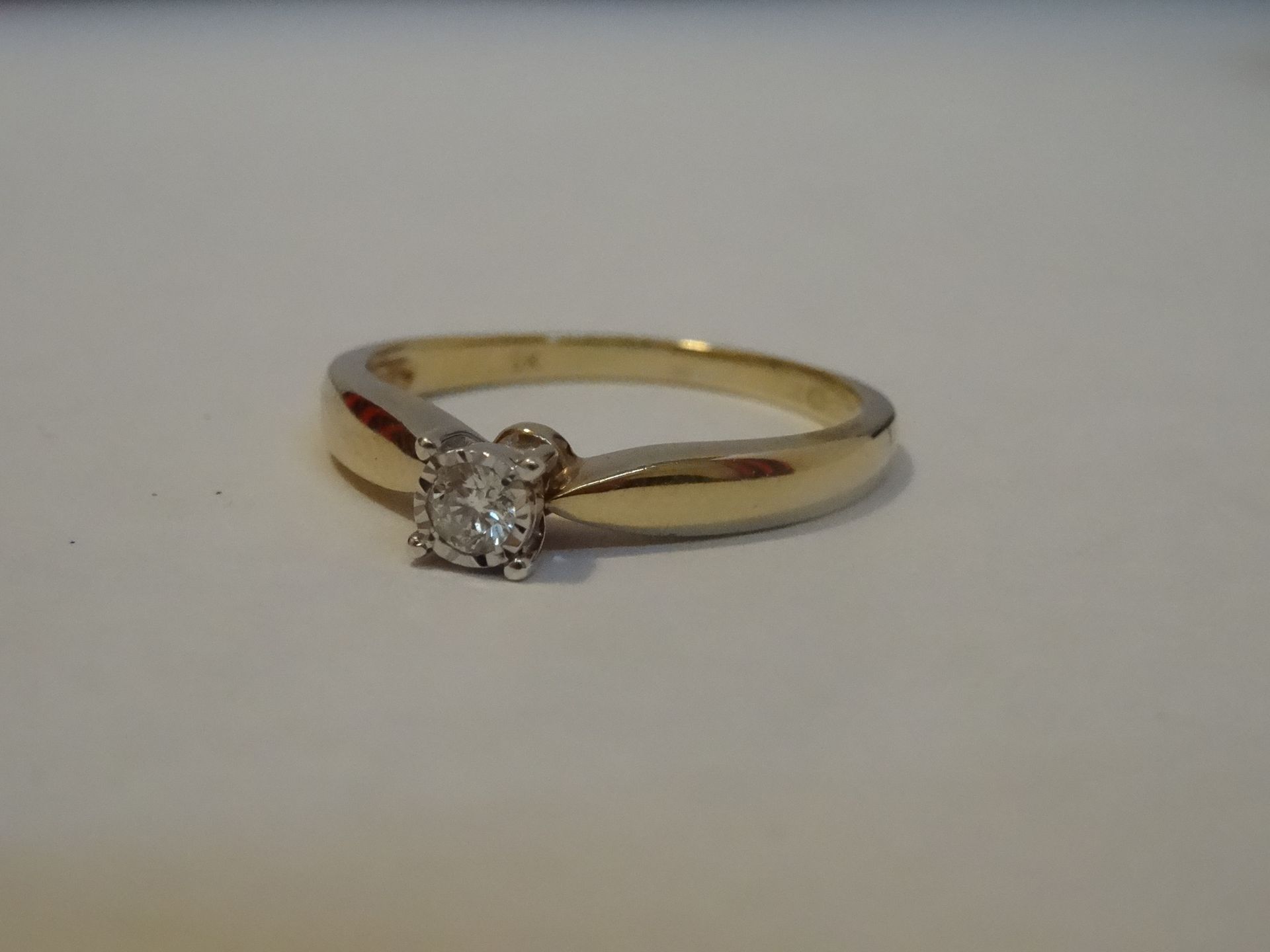 9 Carat Yellow & White Gold Single Stone Diamond Solitaire Ring. Total Piece Weigh 2.18 Grams