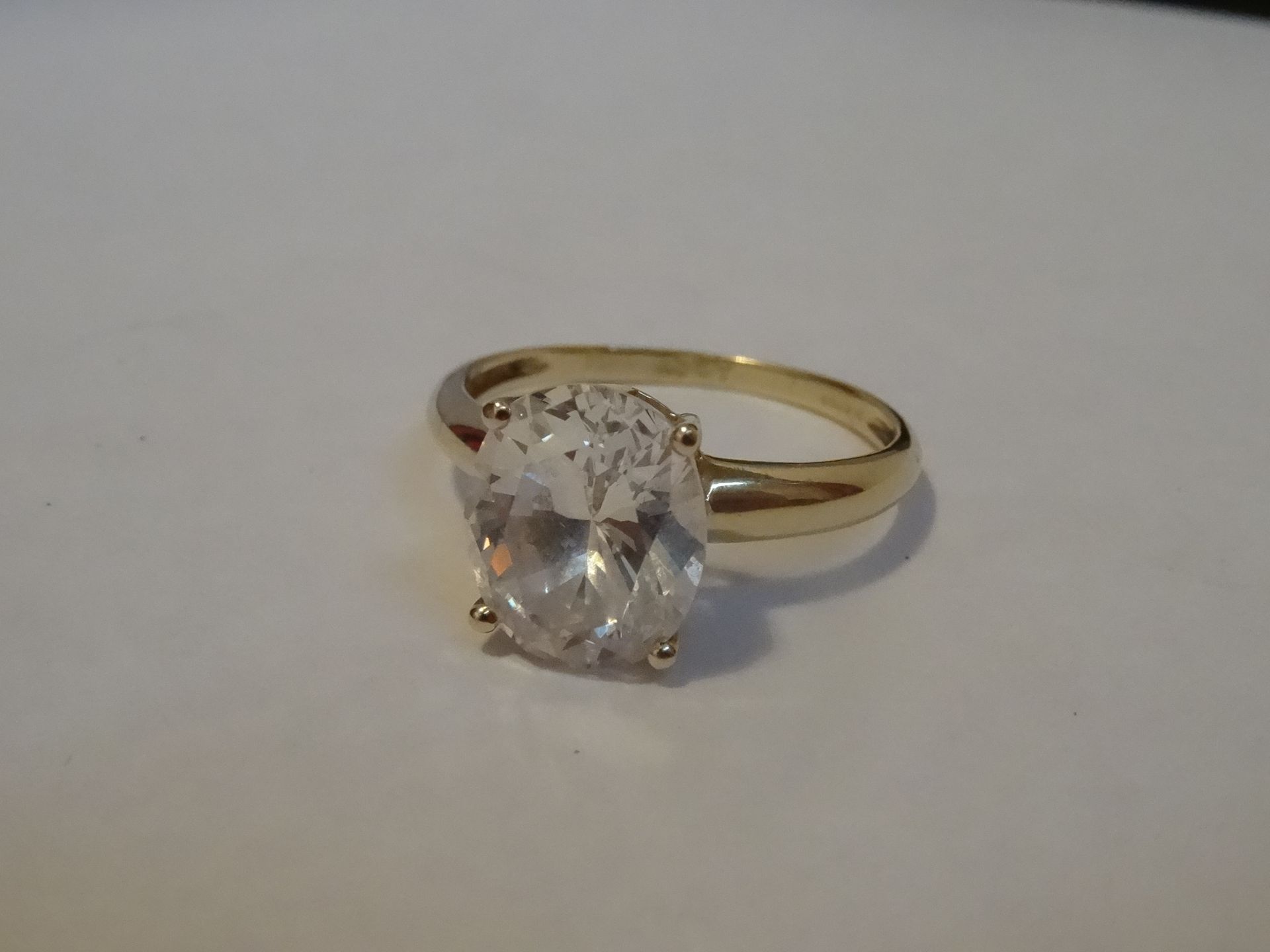14 Carat Yellow Gold Single Unchecked Stone Ring. Total Piece Weight 4.23 Grams