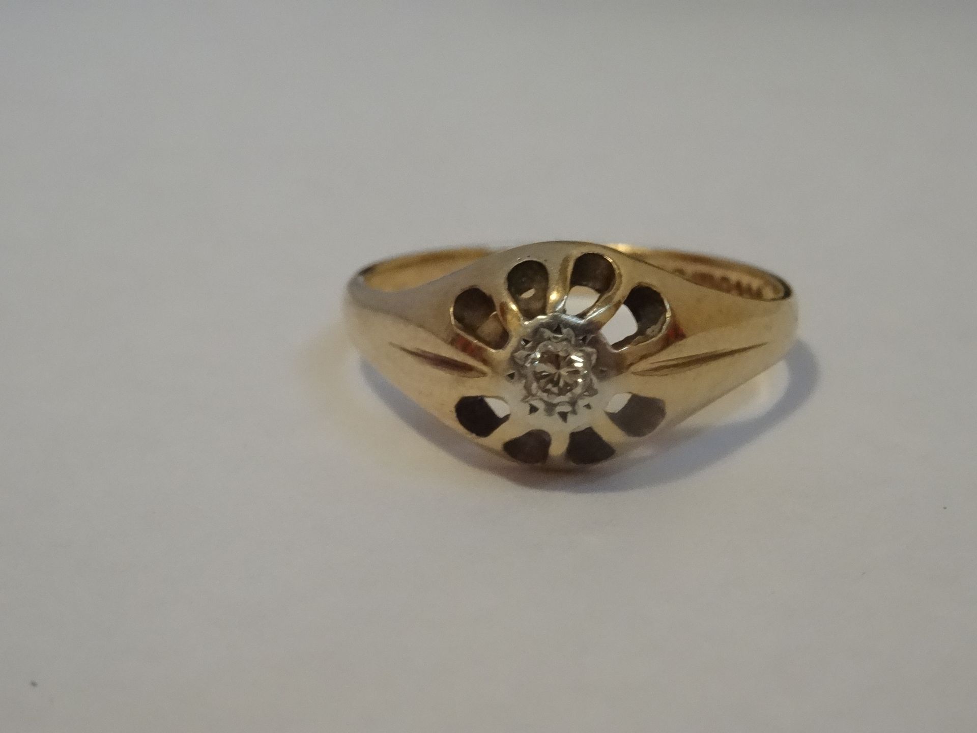 9 Carat Yellow Gold Single Stone Claw Design Ring. Total Piece Weight 2.73 Grams - Image 3 of 3