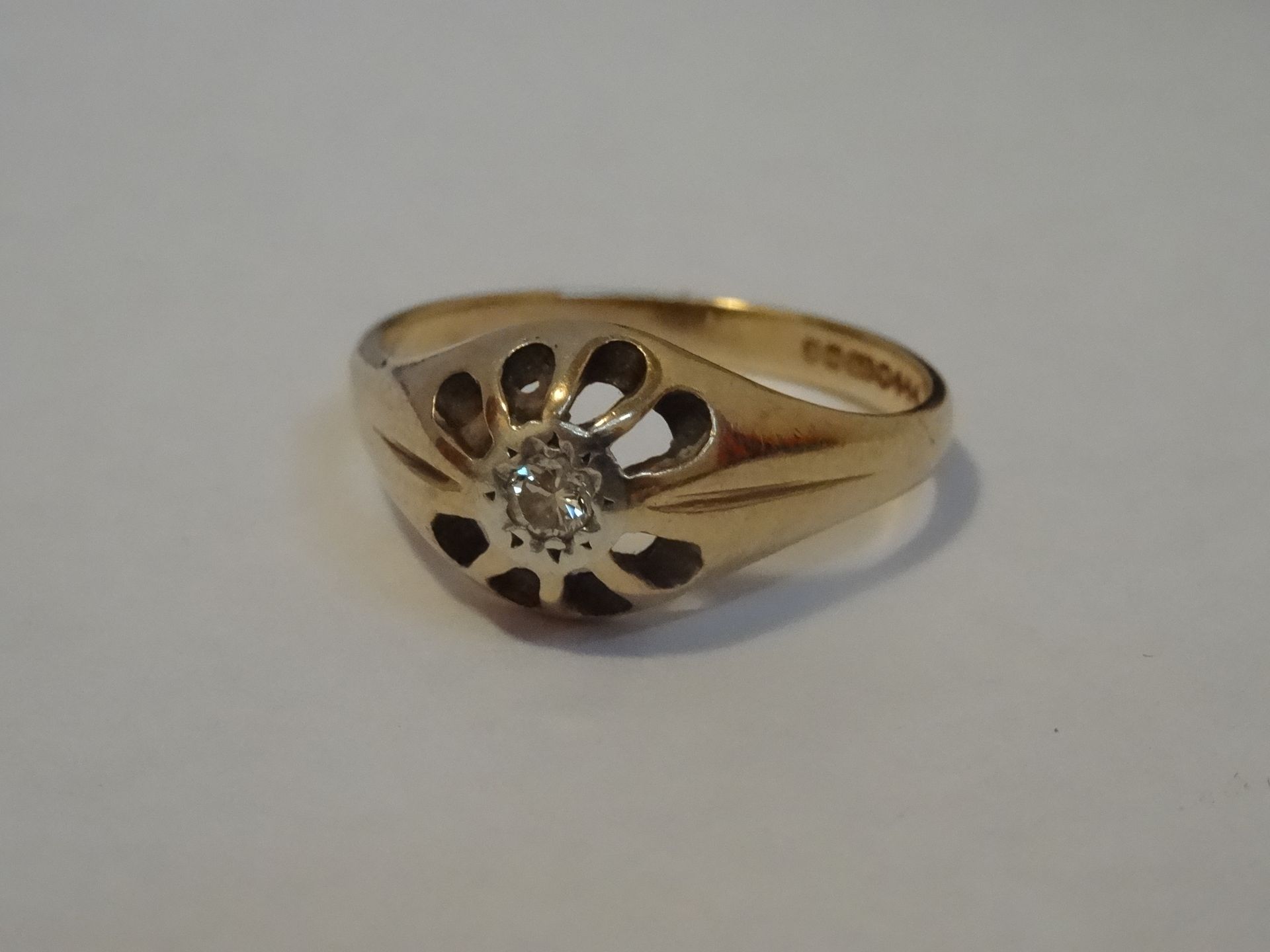 9 Carat Yellow Gold Single Stone Claw Design Ring. Total Piece Weight 2.73 Grams